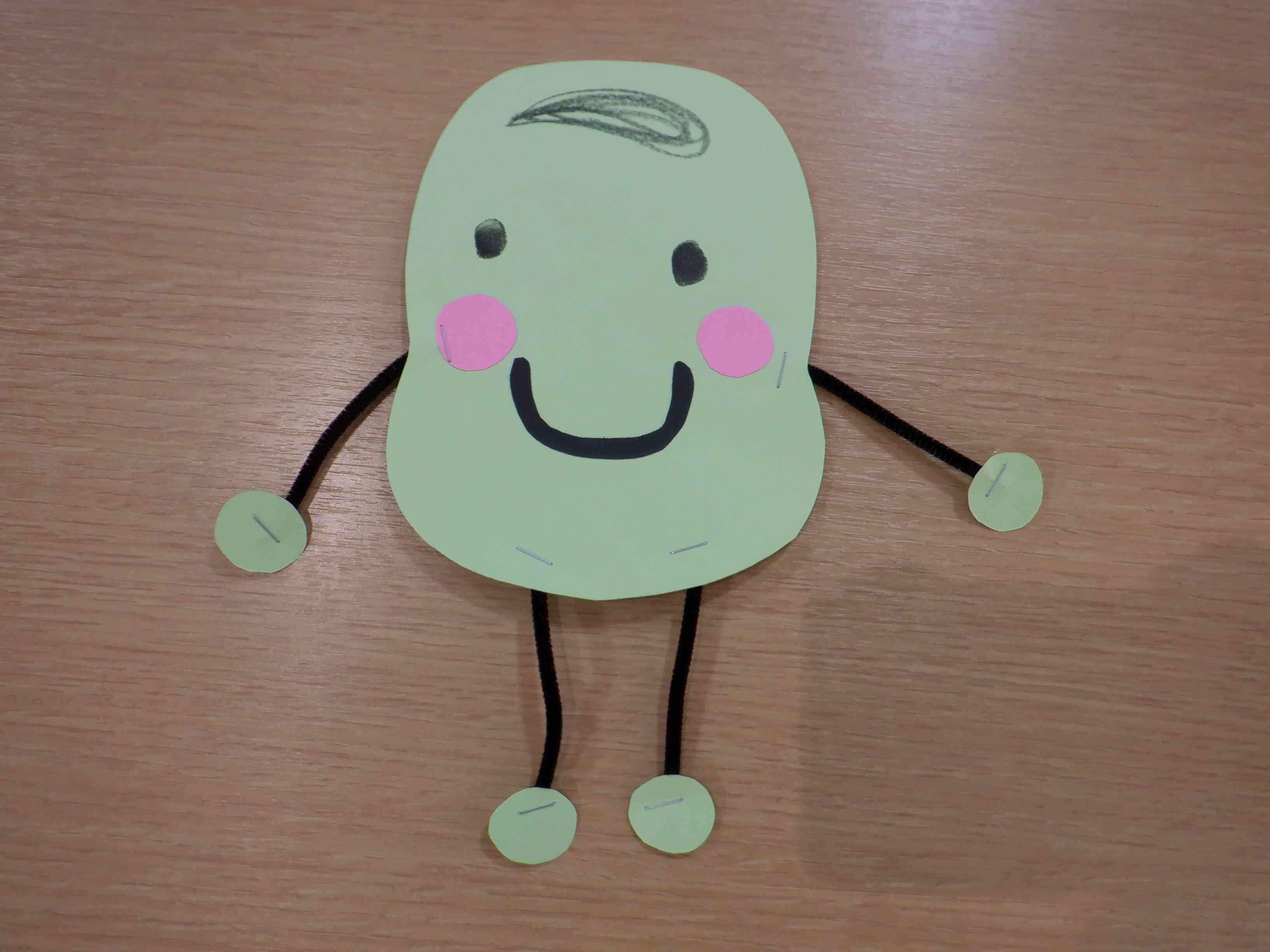 ひよこぐみ(0歳児)さんの製作　おめめを指スタンプにしたよ！