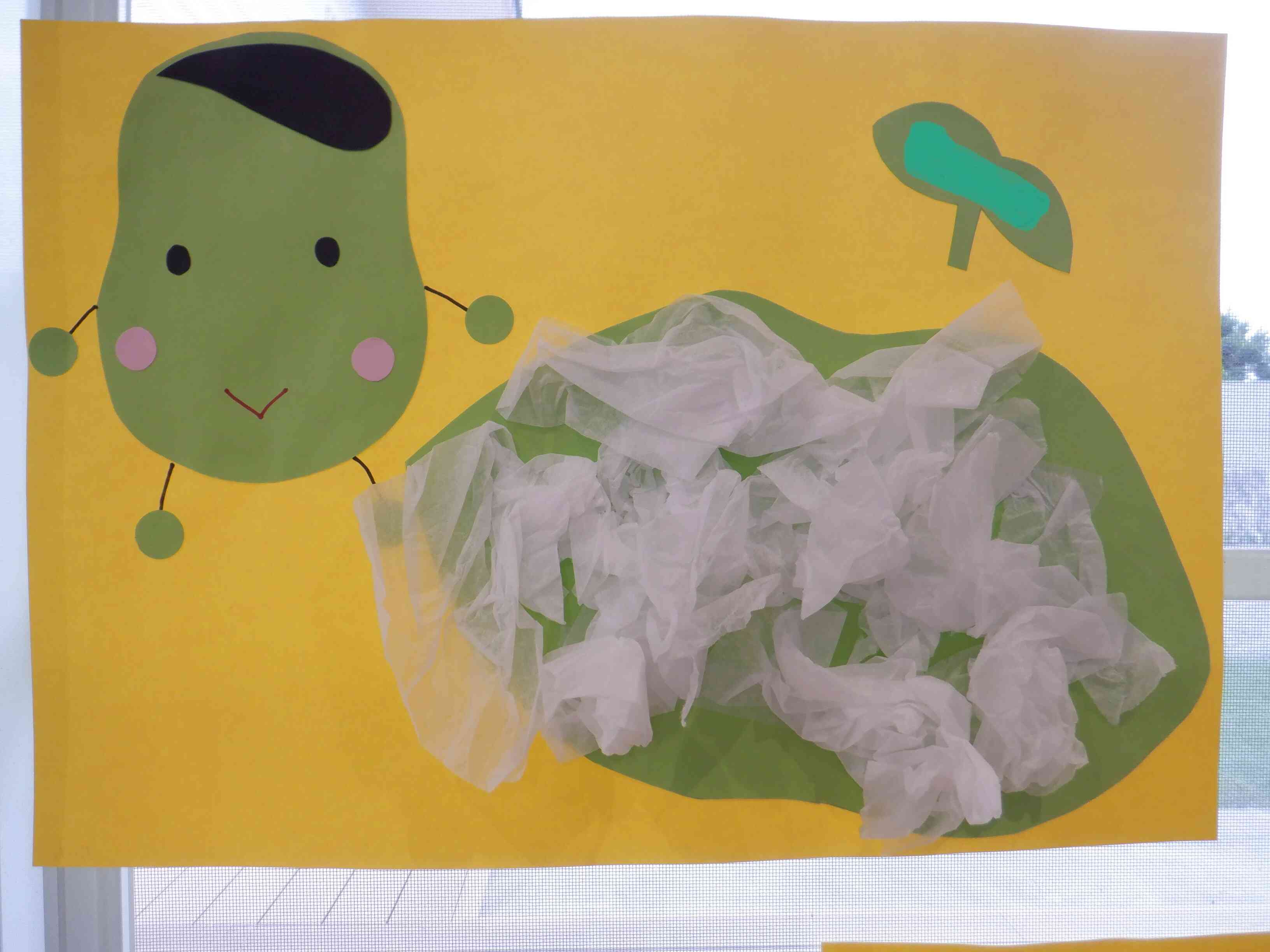 あひる組(1歳児)さんの製作　ベッドをふわふわにしてみたよ！