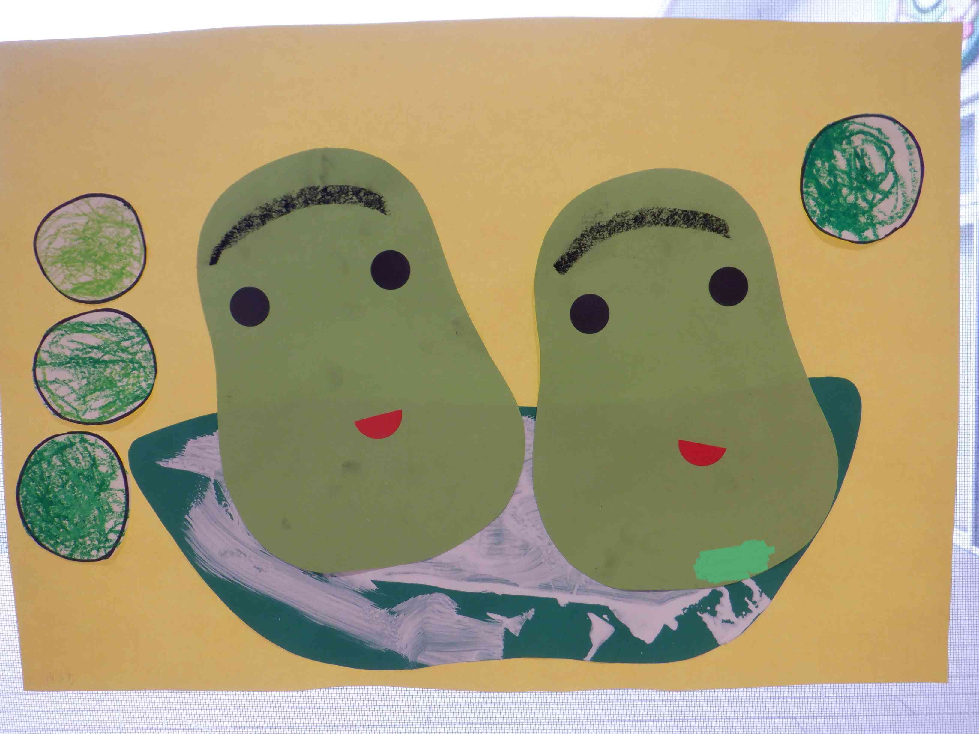 ぺんぎん組(2歳児)さんの製作　えんどうまめ♪そらまめ♪なかよくつくったよ！
