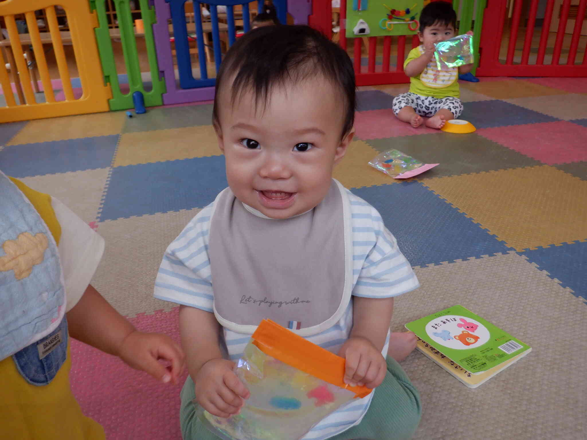 楽しい事発見！！　ひよこ組（0歳児）