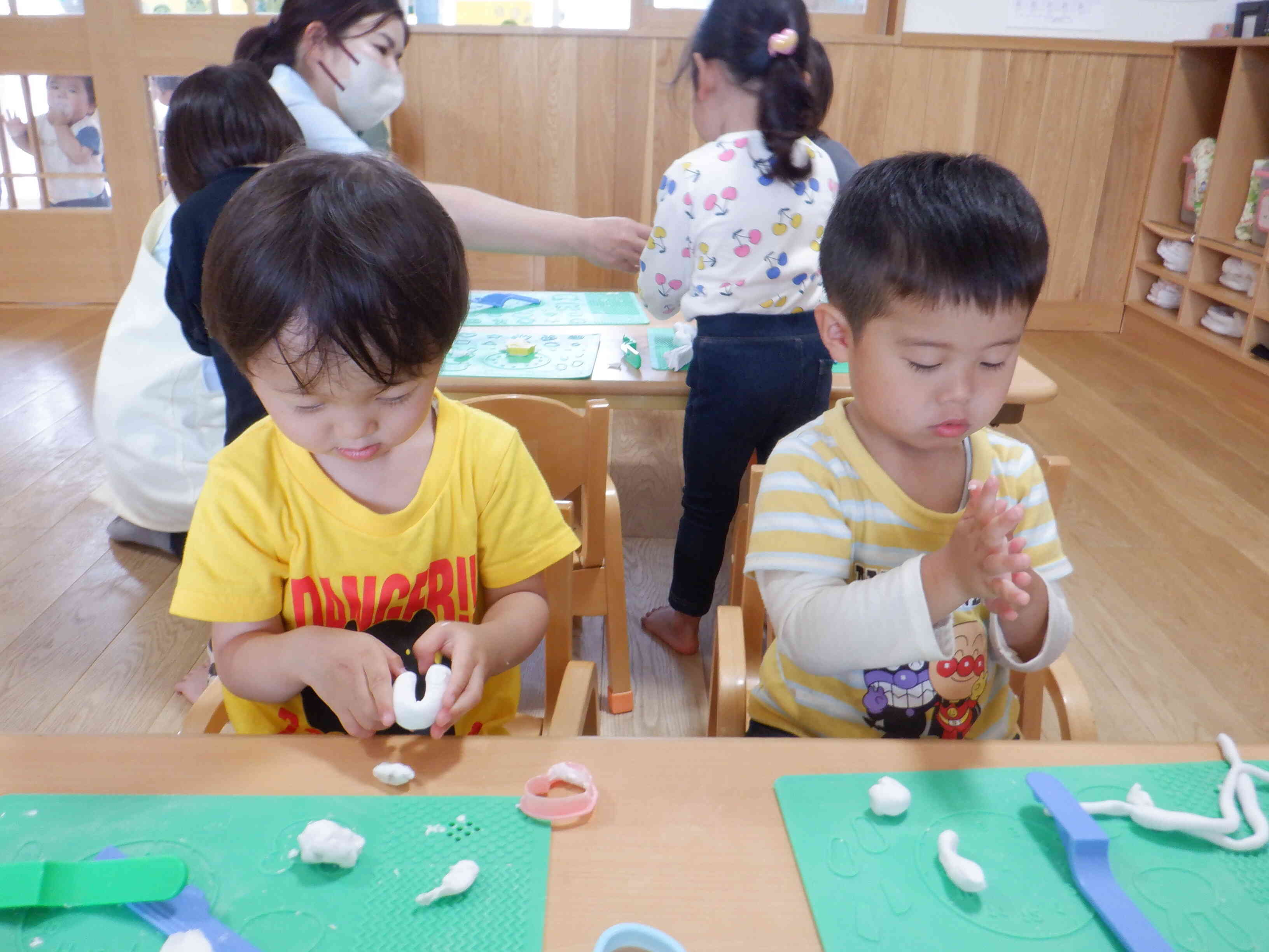 粘土遊び　ぺんぎん2組(2歳児)