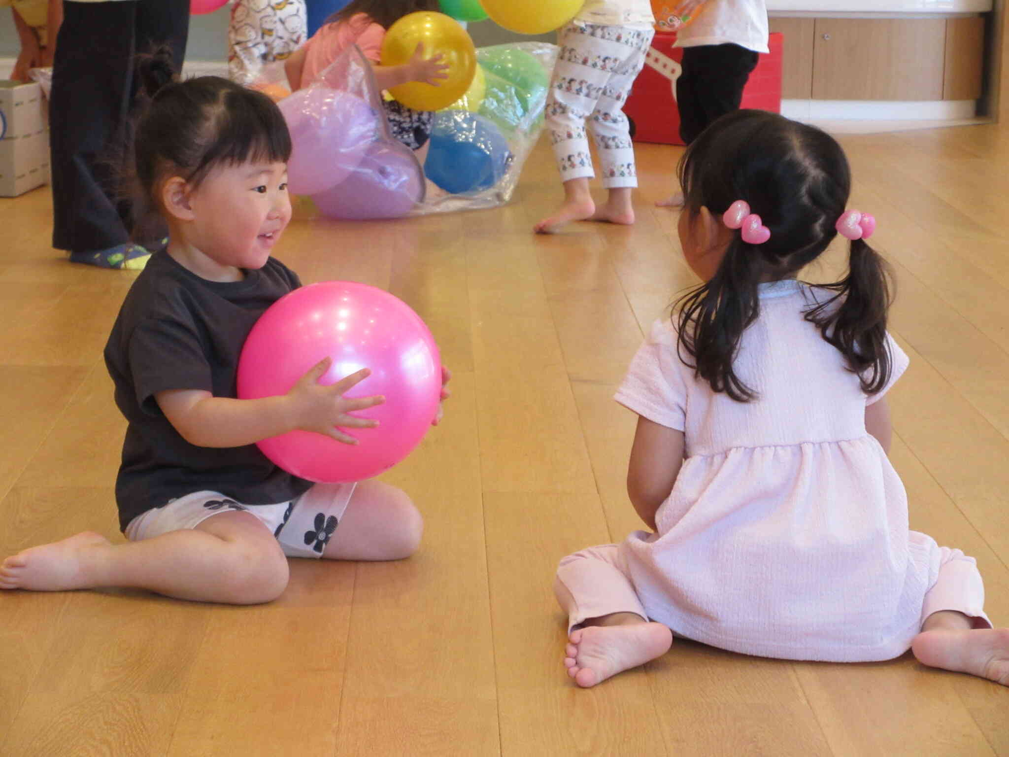 ボール遊び　ぺんぎん2組(2歳児)