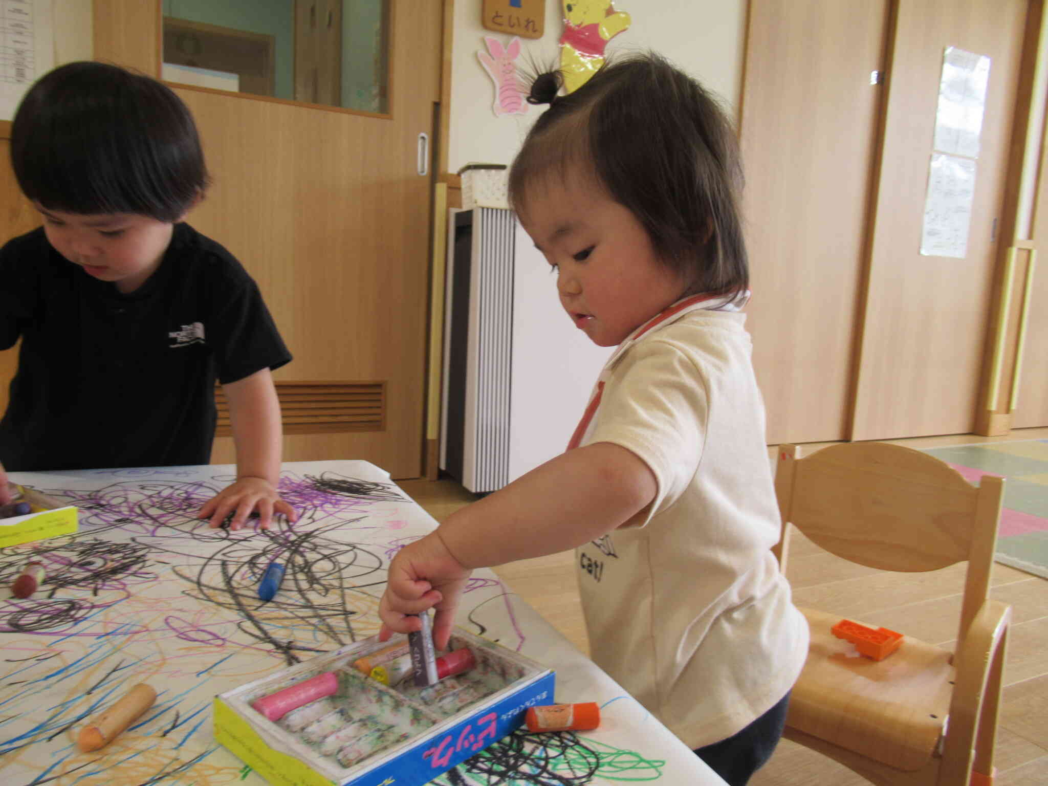 みんなでお絵かきをしたよ～！　あひる1組 (1歳児)