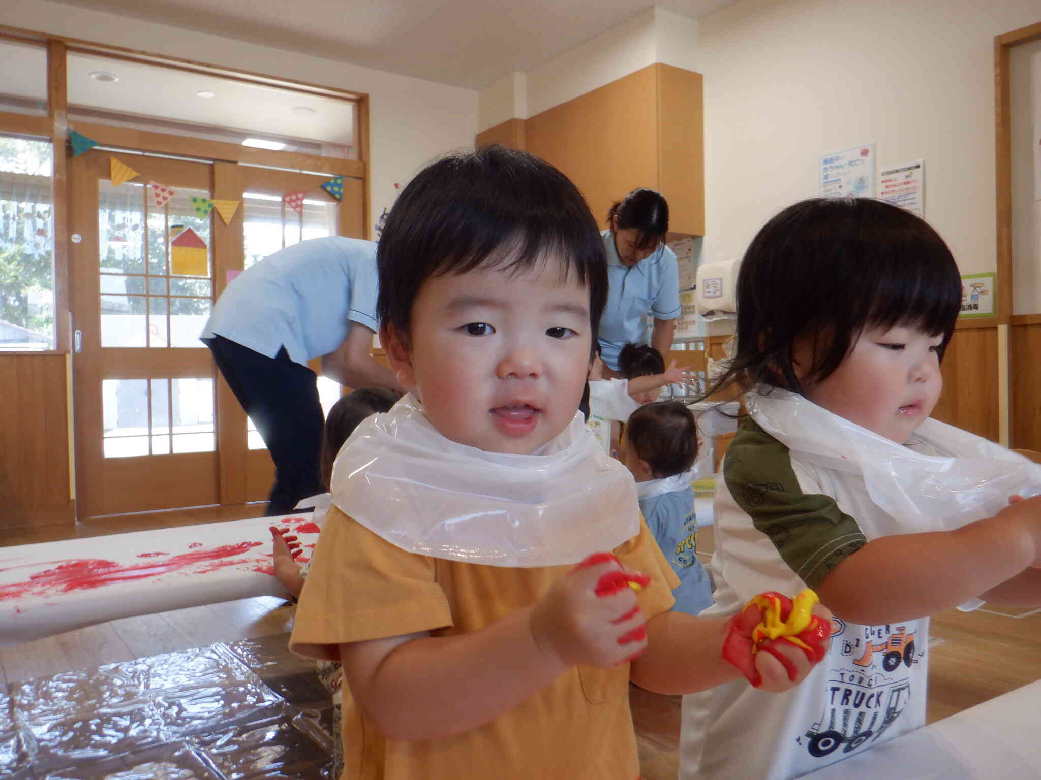 フィンガーペインティング　あひる1組　1歳児