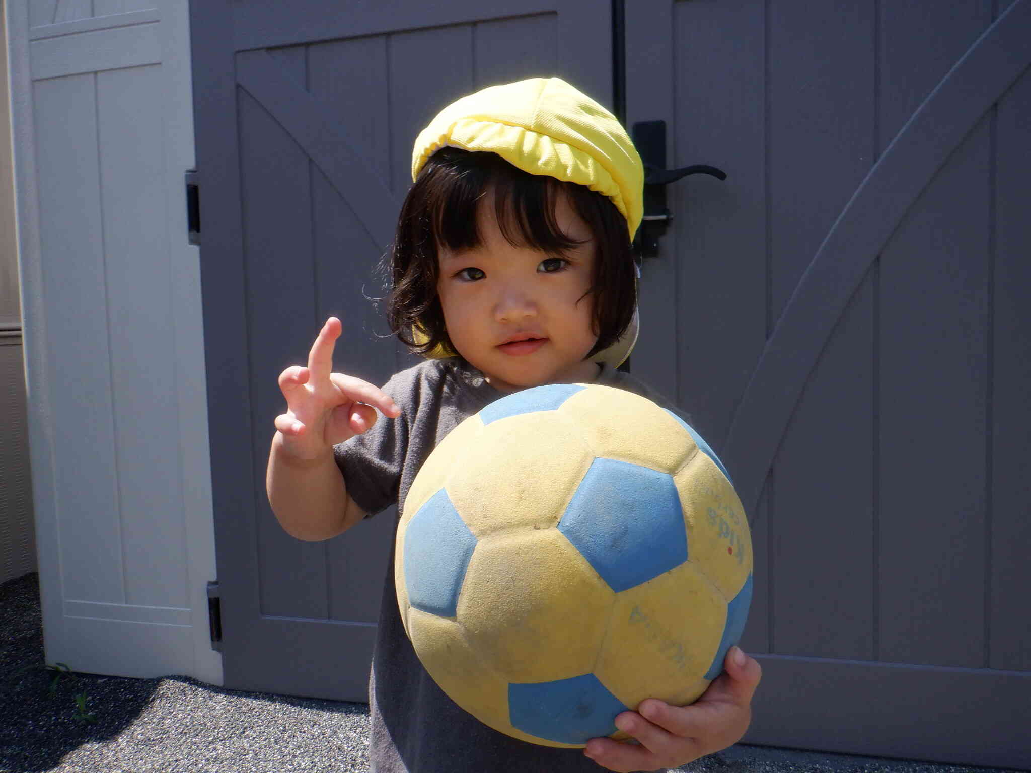 カメラに向かってピース！！