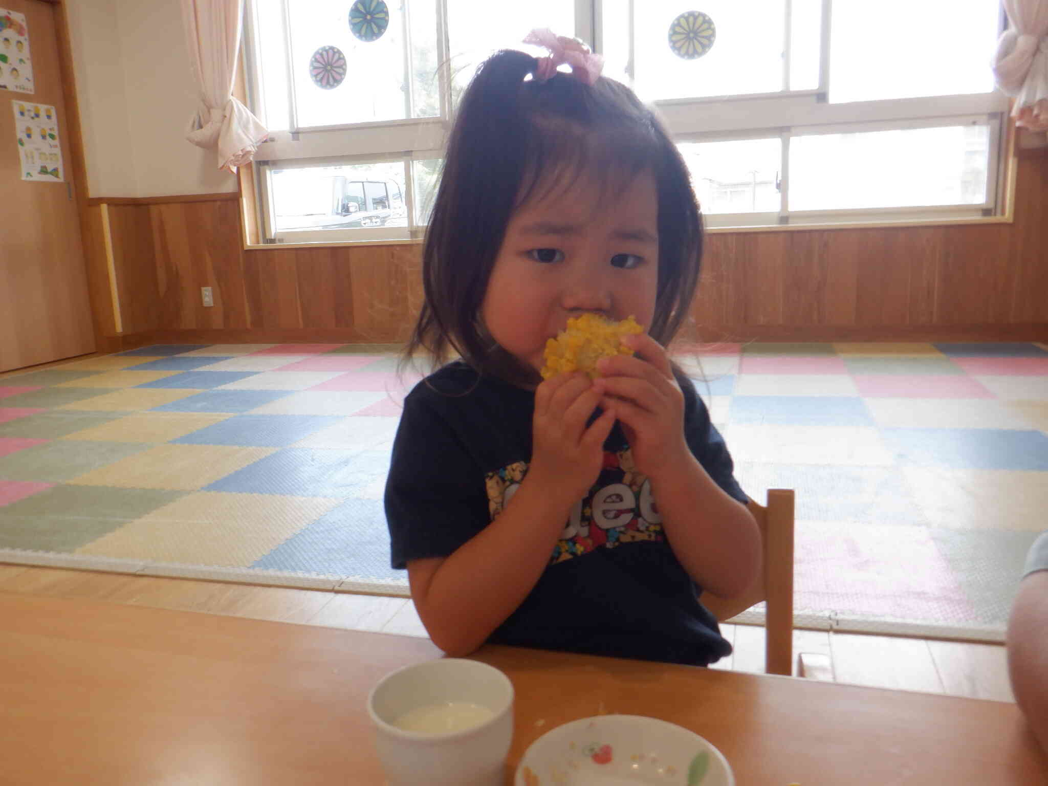 午後のおやつはとうもろこしです！
