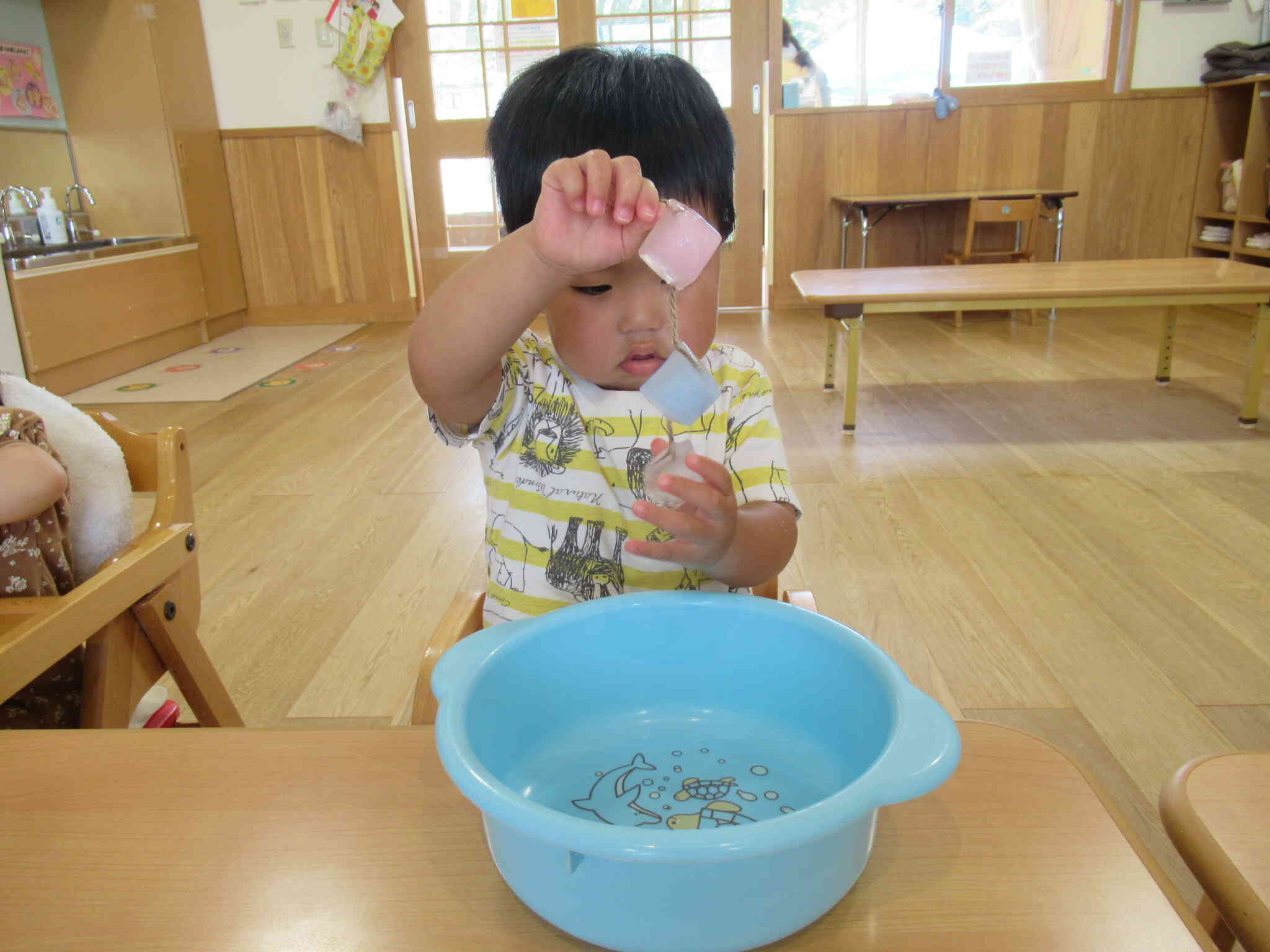 ひもを持つと手が冷たくないよ♪