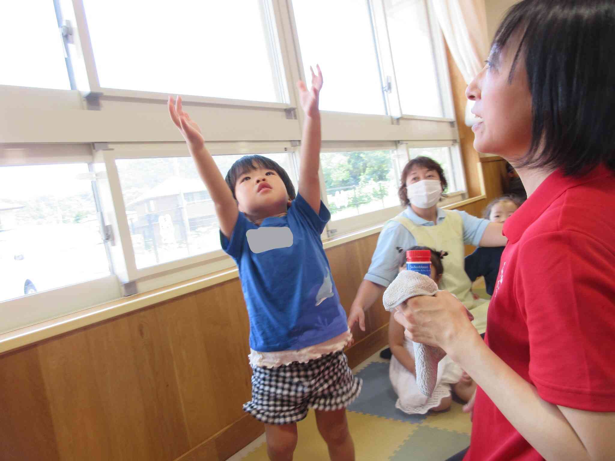 しゃぼん玉捕まえられるかな？