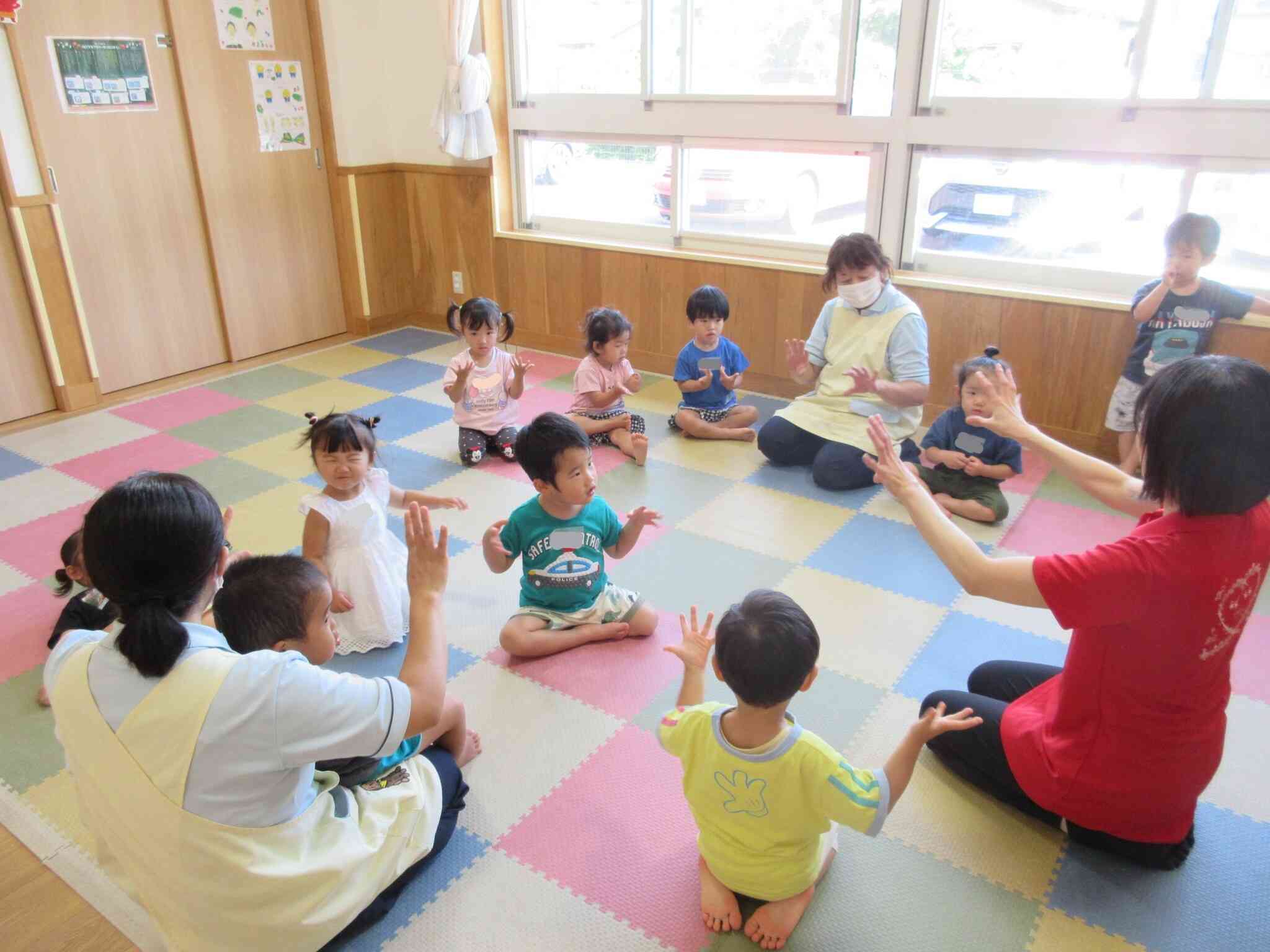 お部屋でミュージックケアをしたよ！ぺんぎん１組（２歳児）