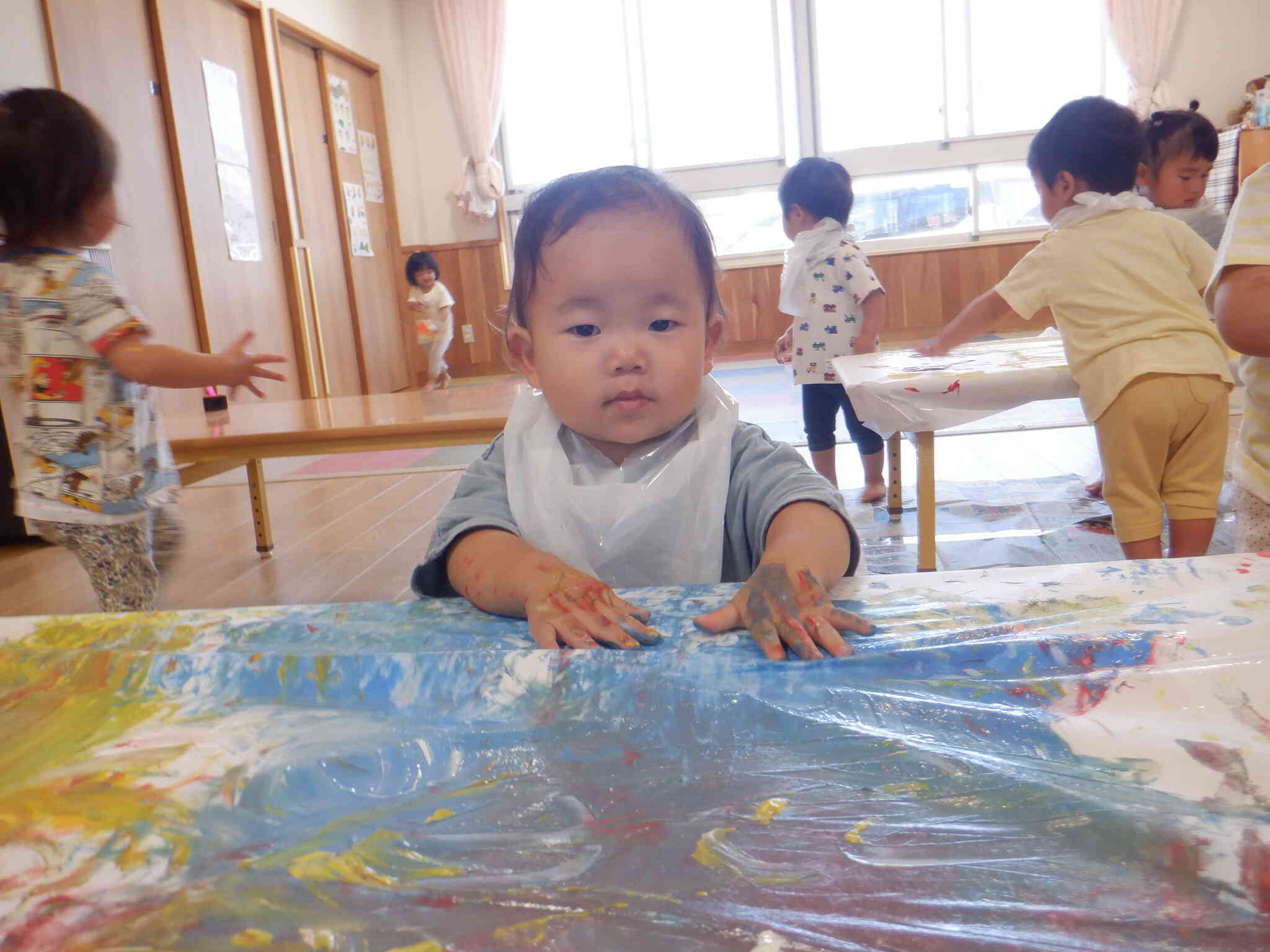 青色の絵の具でペタペタ☆