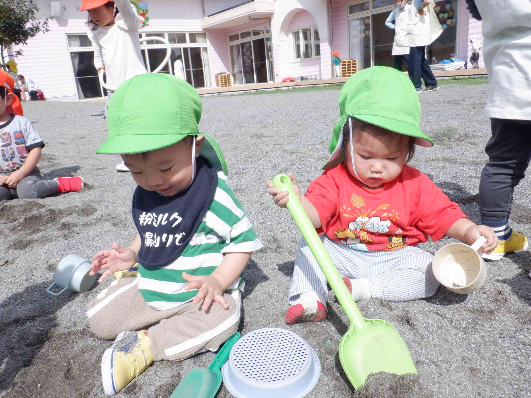 何して遊ぼうかな？ドキドキ　ひよこ2組（0歳児）