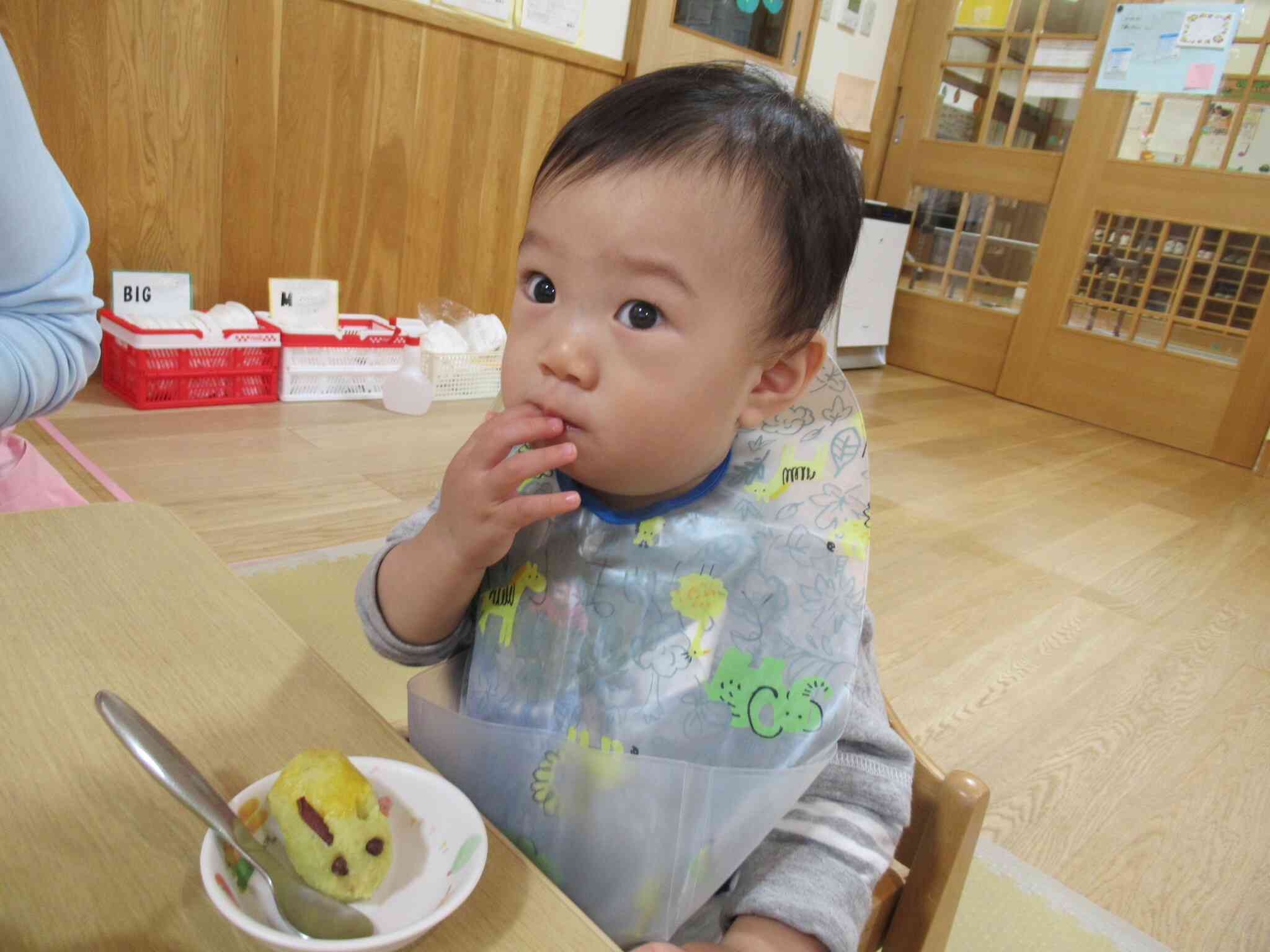 うさぎの耳からパクパク！