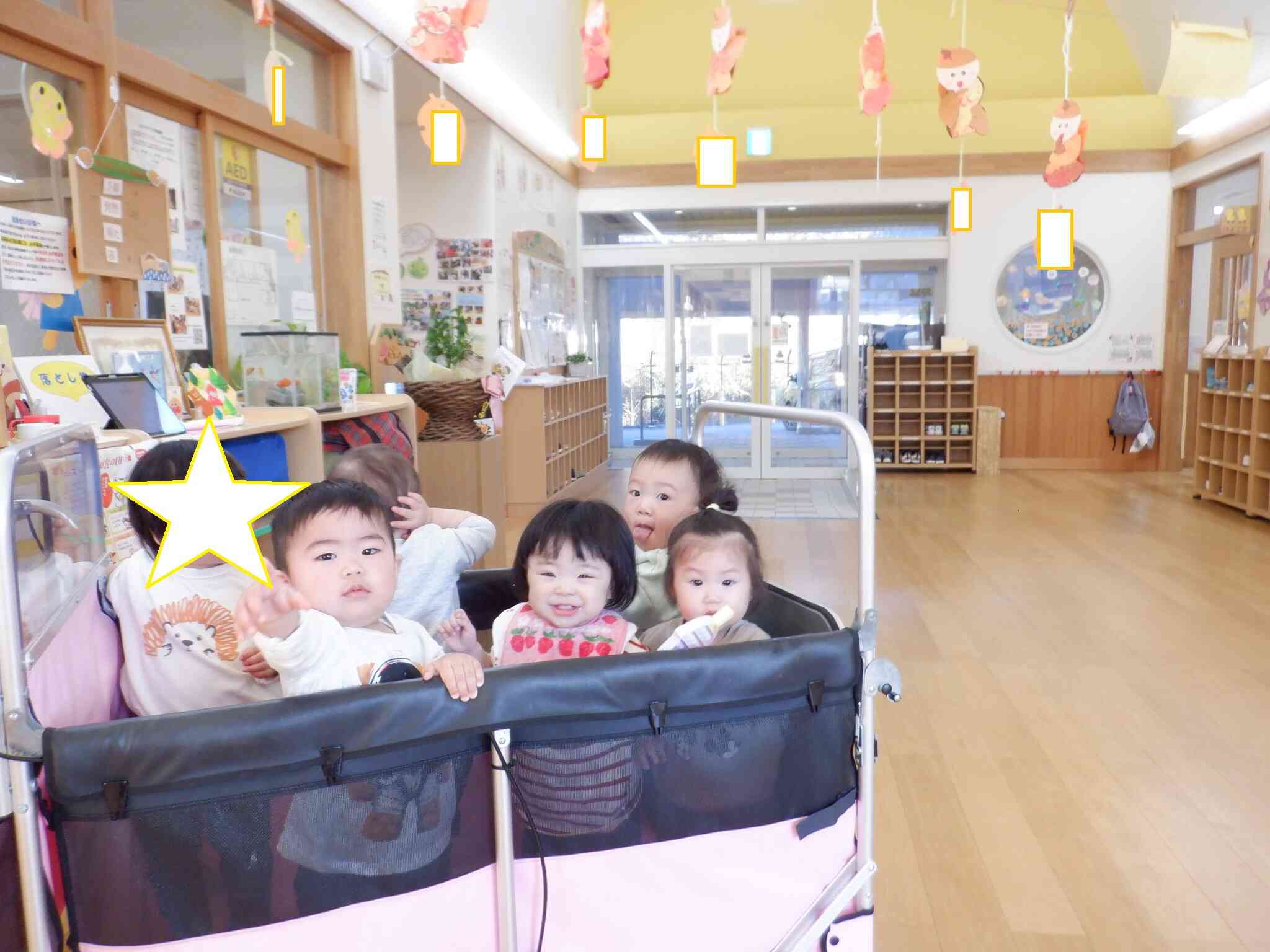 製作楽しいね♪　ひよこ２組（0歳児）