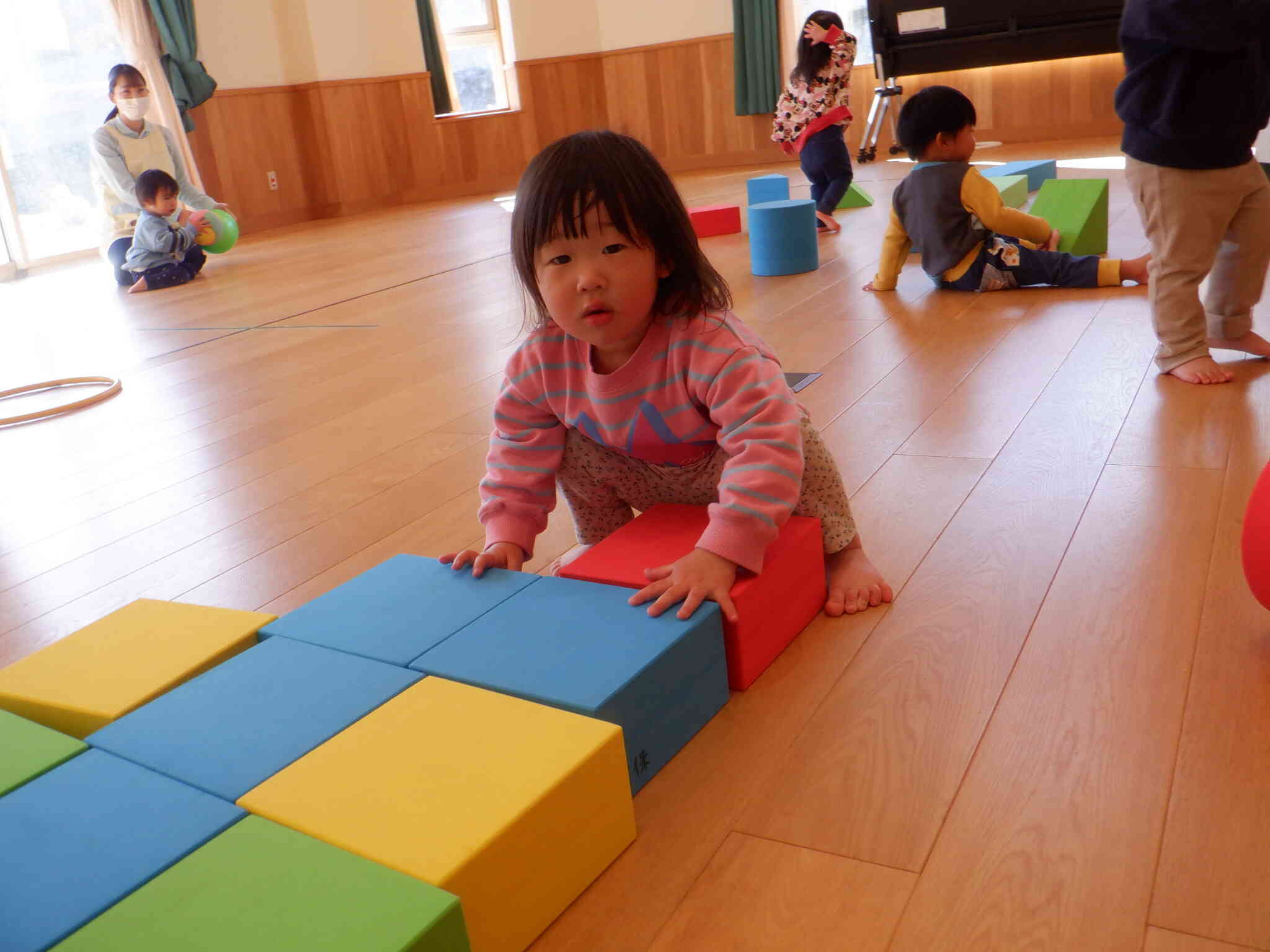 沢山ソフト積み木を並べているよ！！