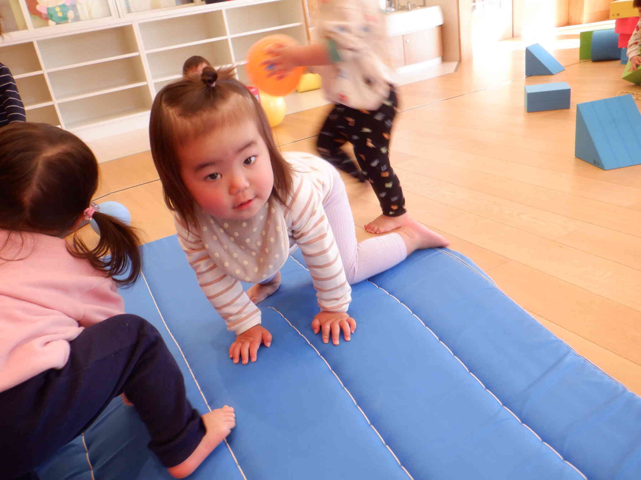 頑張ってマットの山を登っているよ！！