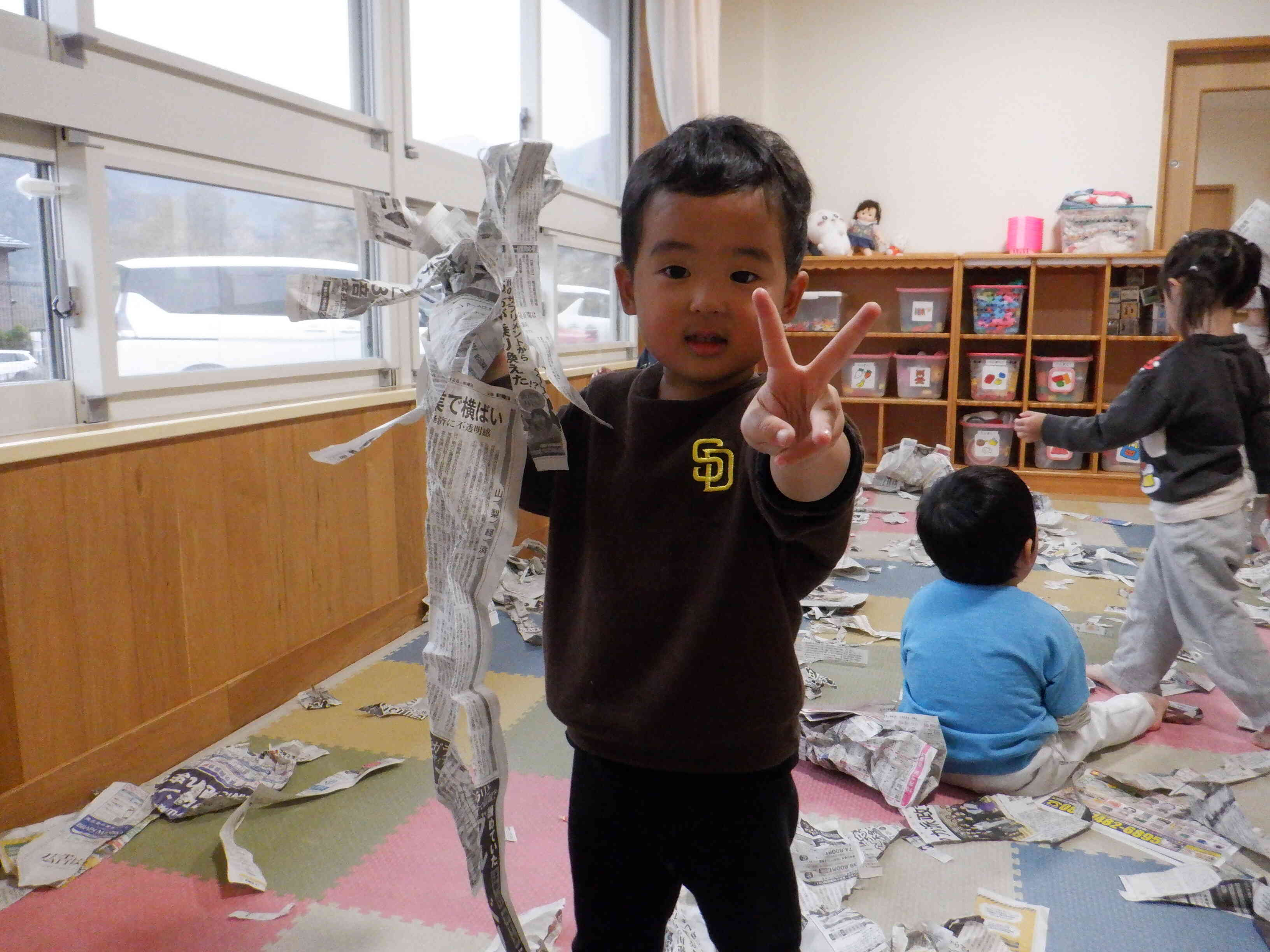 楽しい新聞紙あそび！ぺんぎん１組（２歳児）
