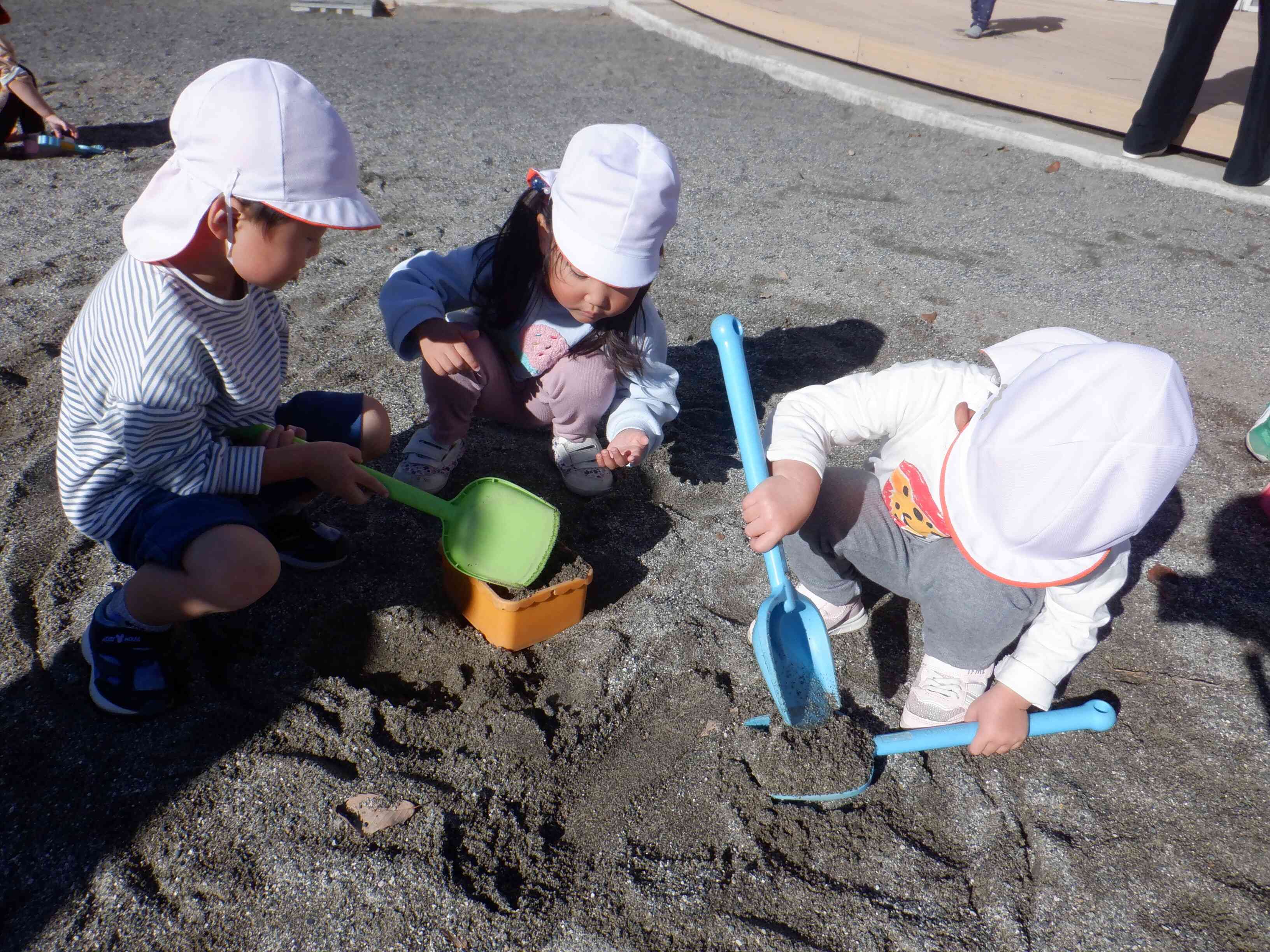 みんな大好きお外遊び！　ぺんぎん2組(2歳児)