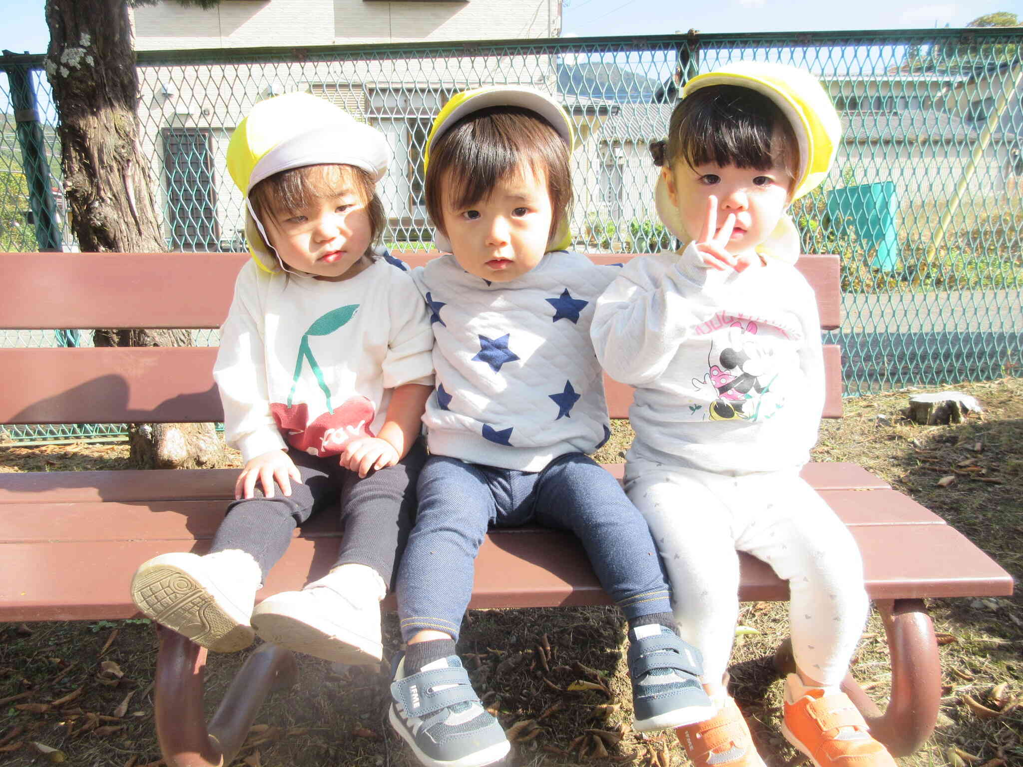 大きいベンチにお友達と座ってみたよ！！