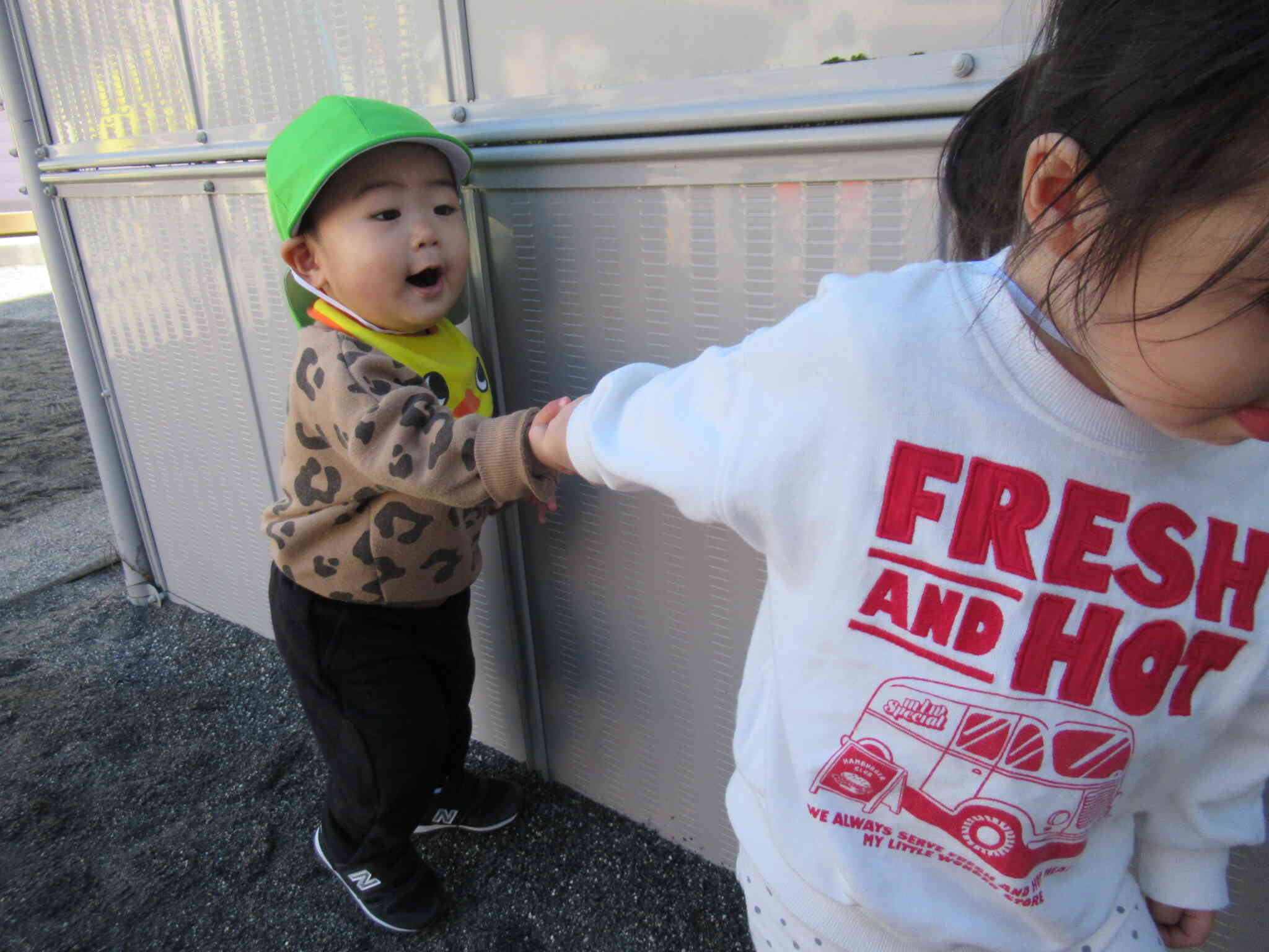 お姉さんとお散歩うれしいな～