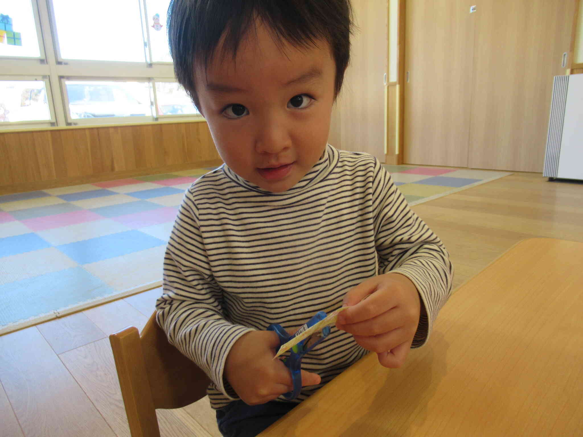 大好きな製作活動　ぺんぎん２組(２歳児)