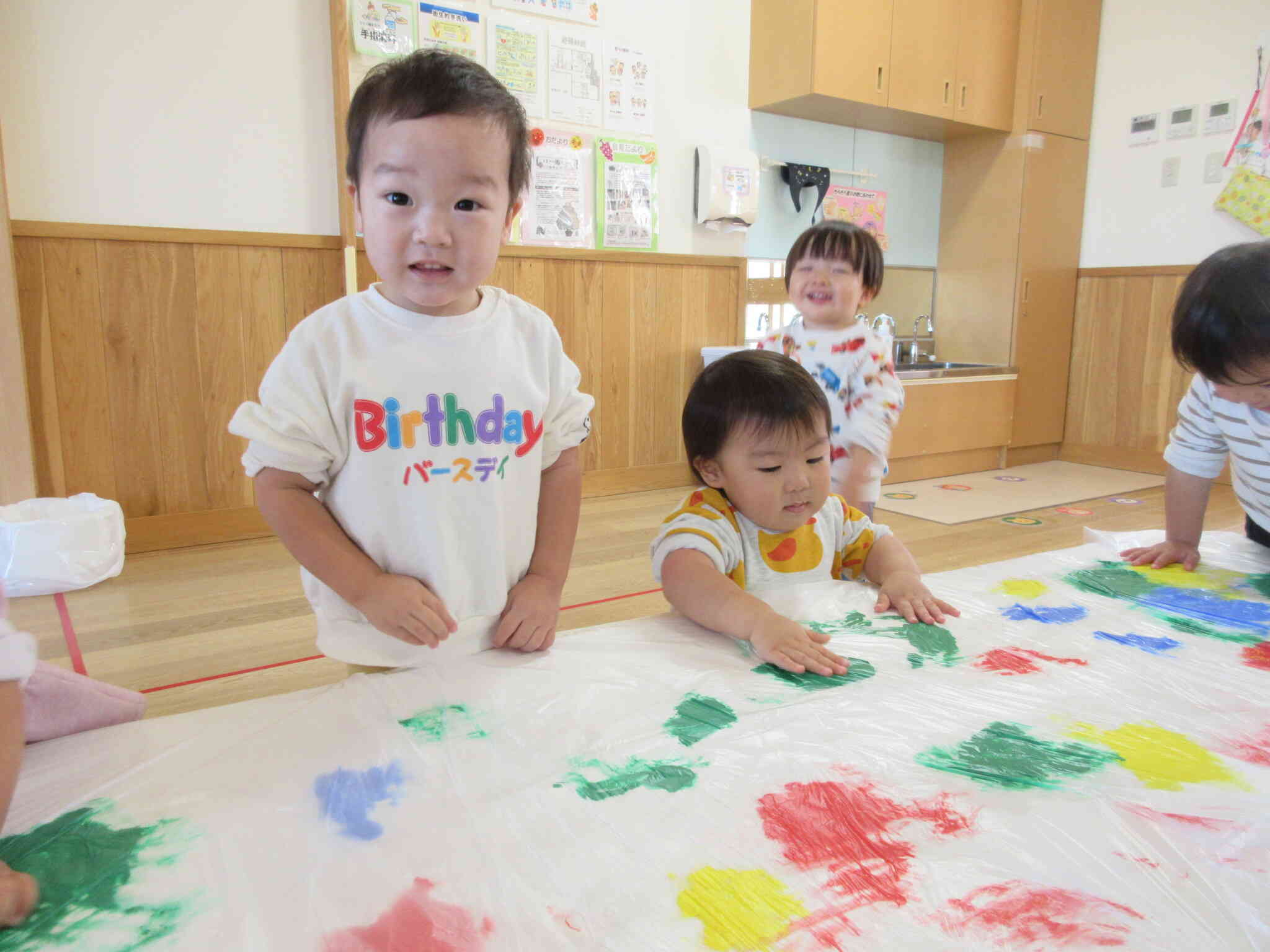 絵の具で遊んだよ～♪あひる２組（１歳児）