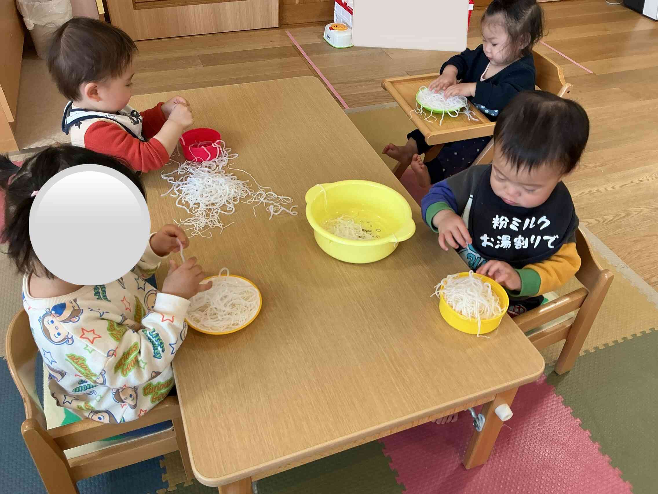 触るって楽しいね♪ ひよこ2組（0歳児）｜富士吉田市立第七保育園