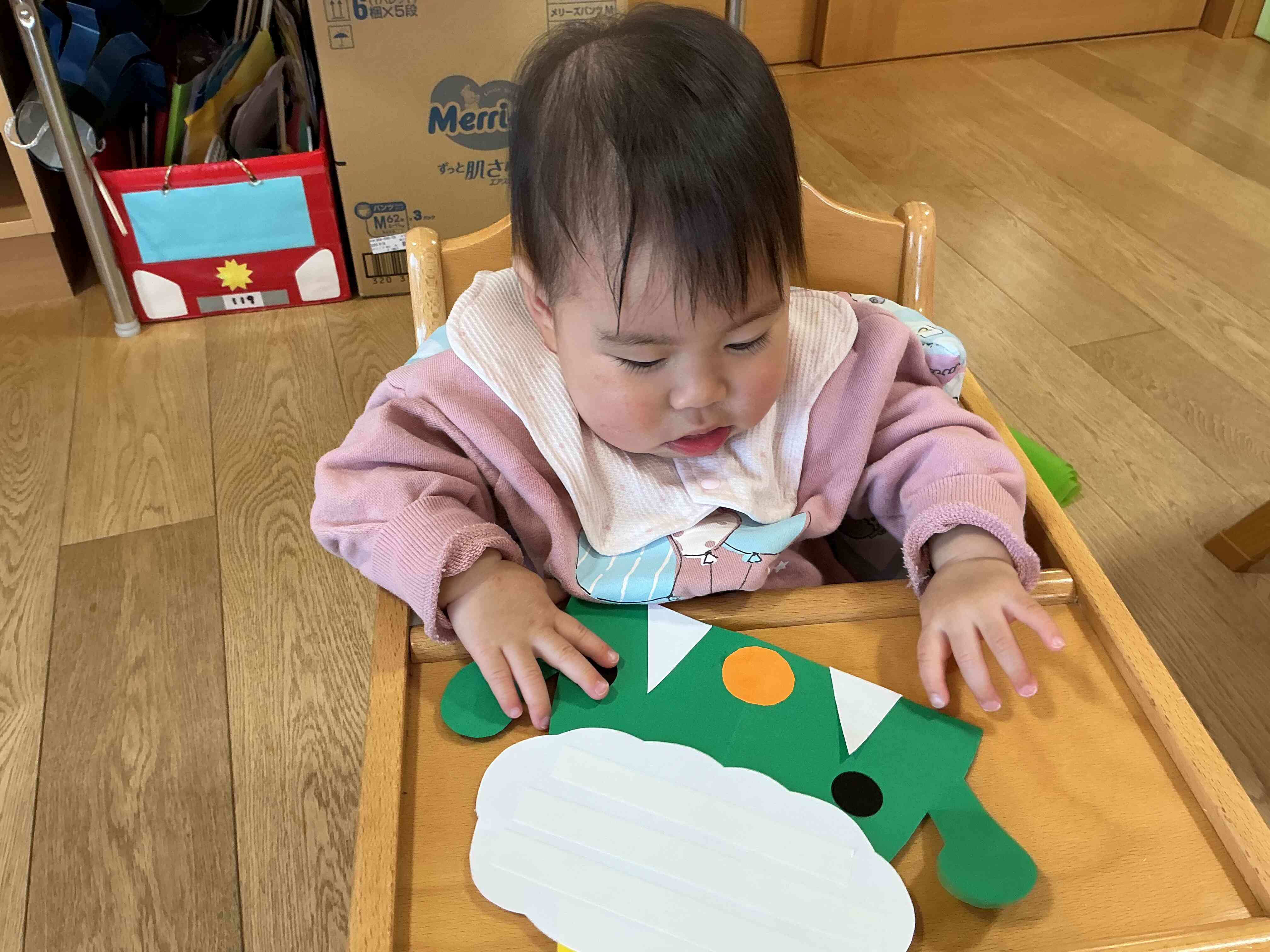 製作って楽しいな〜　　ひよこ1組（0歳児）