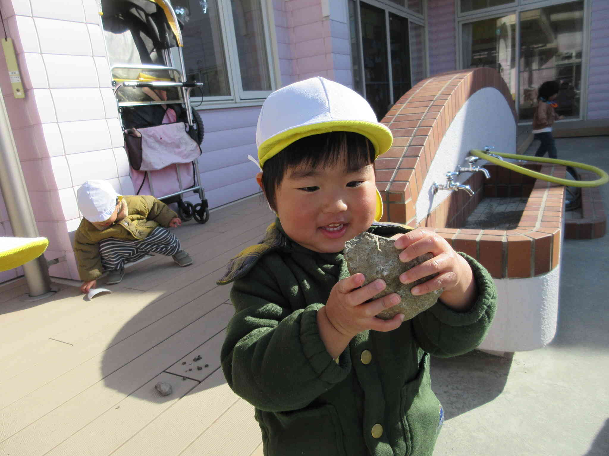 大きな石みつけたよ～♪