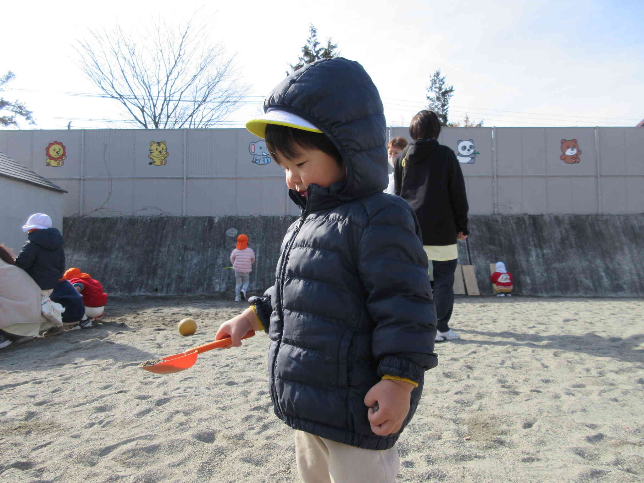 小石を片手に、スコップで砂をエッホエッホと運ぶよ～♪