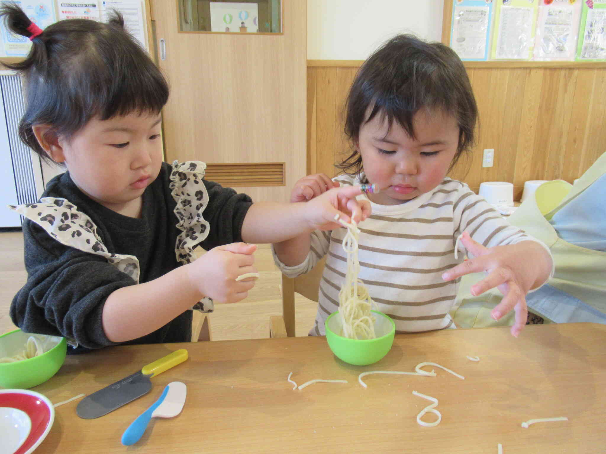 うどんで感触遊びをしたよ♪あひる２組（１歳児）