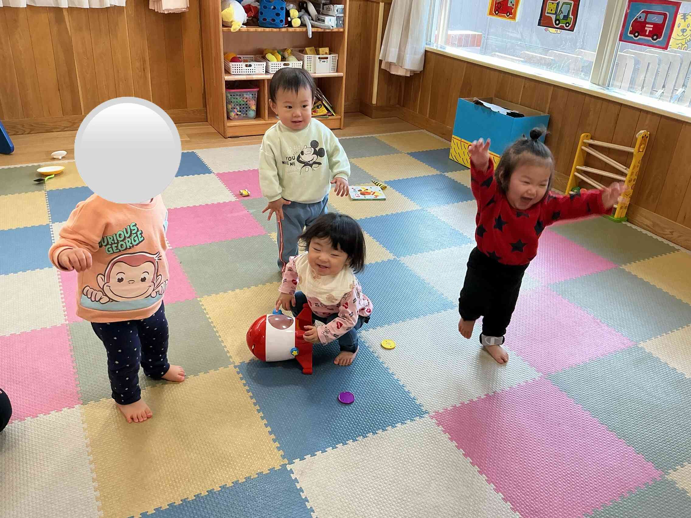 遊ぶの大好き！　ひよこ2組（0歳児）