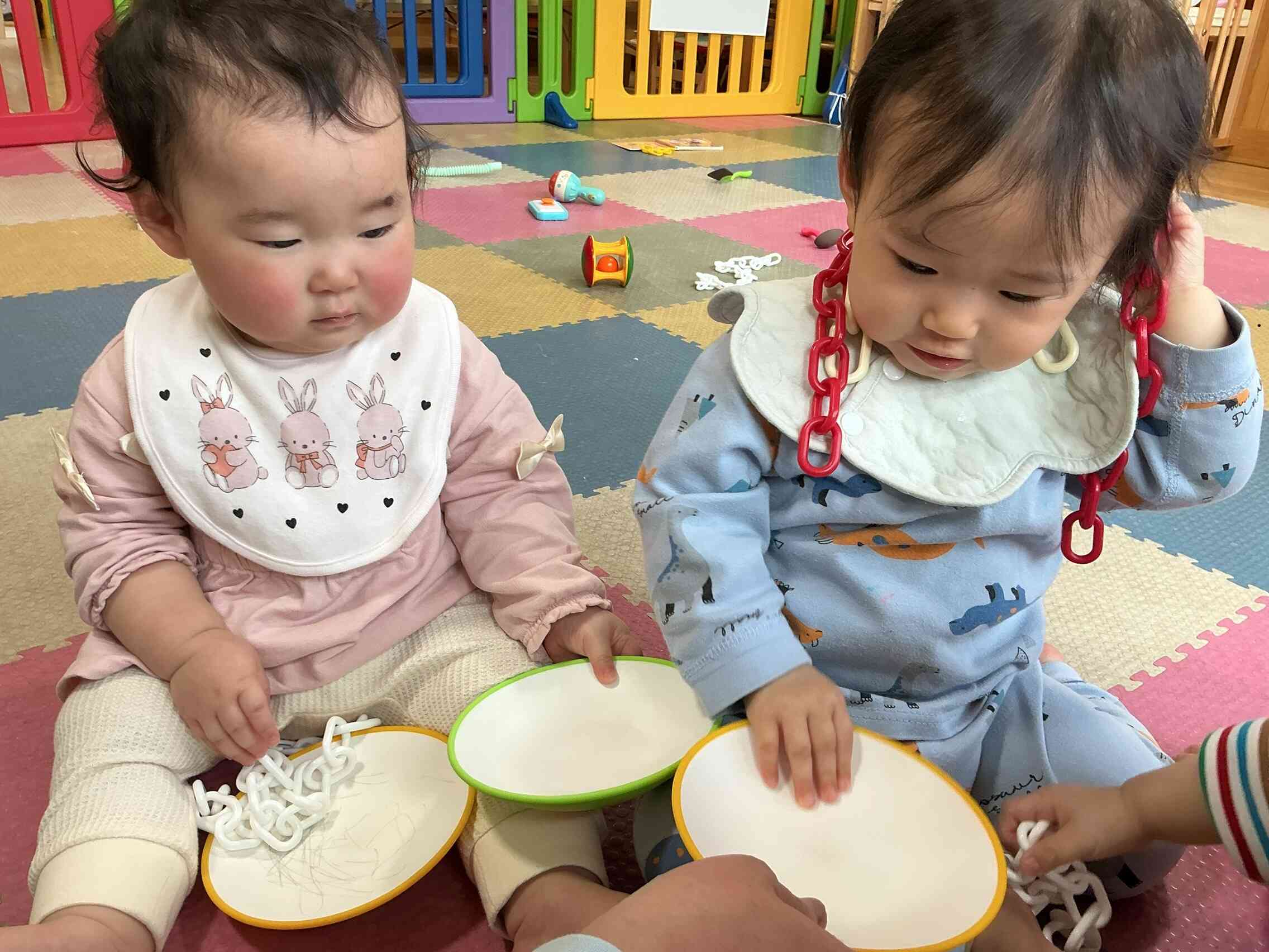 お皿を「はい、どうぞ！」