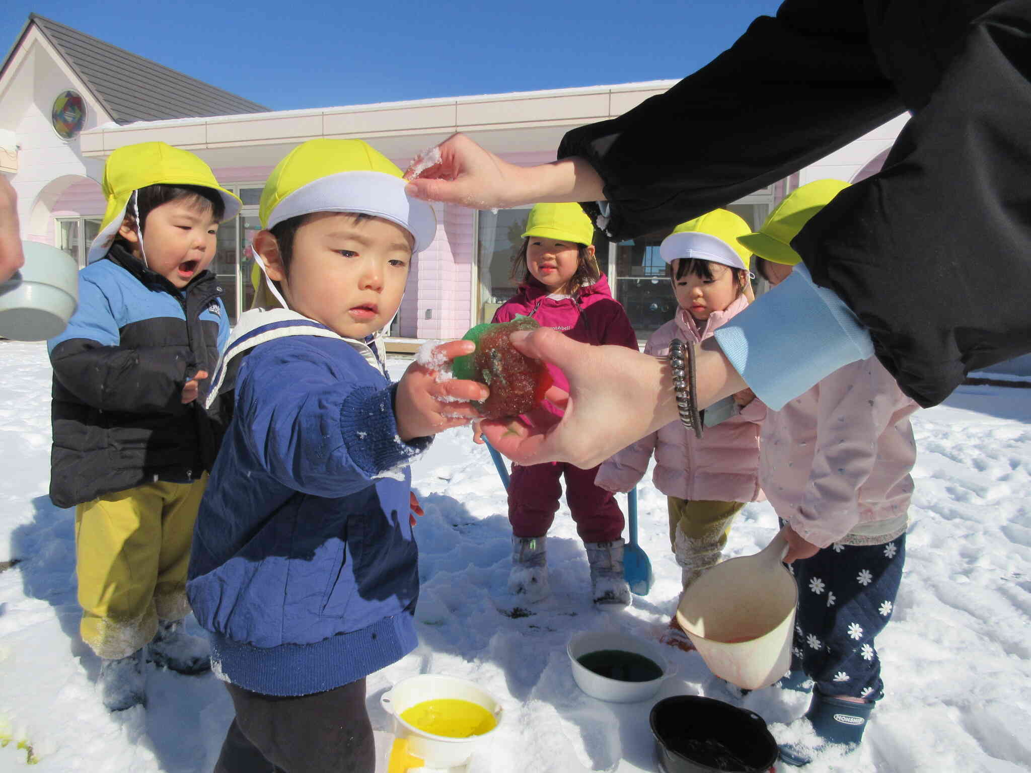 カラフルな雪玉を先生に作ってもらったよ！