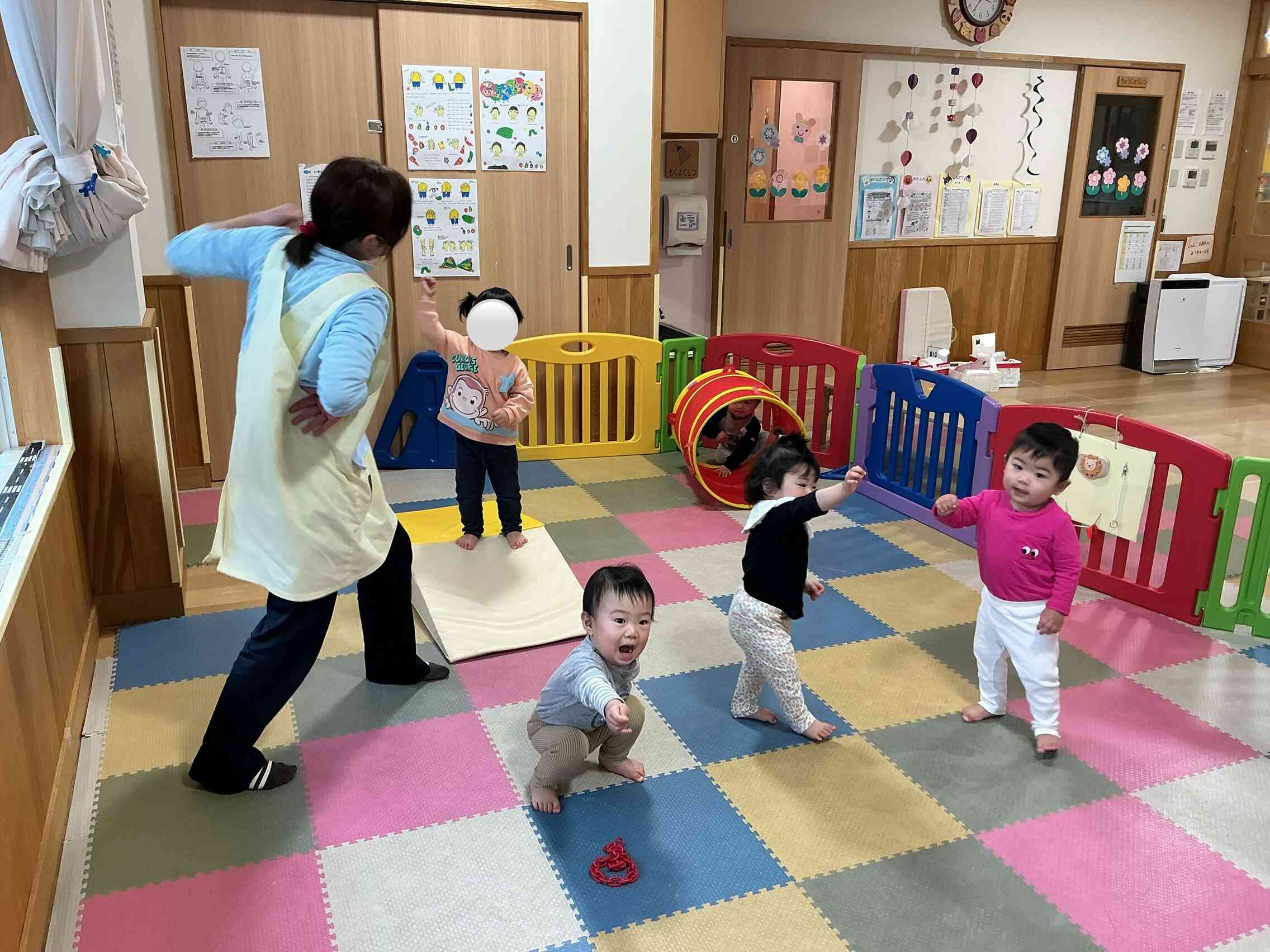 雨の日も元気いっぱい！　ひよこ2組（０歳児）
