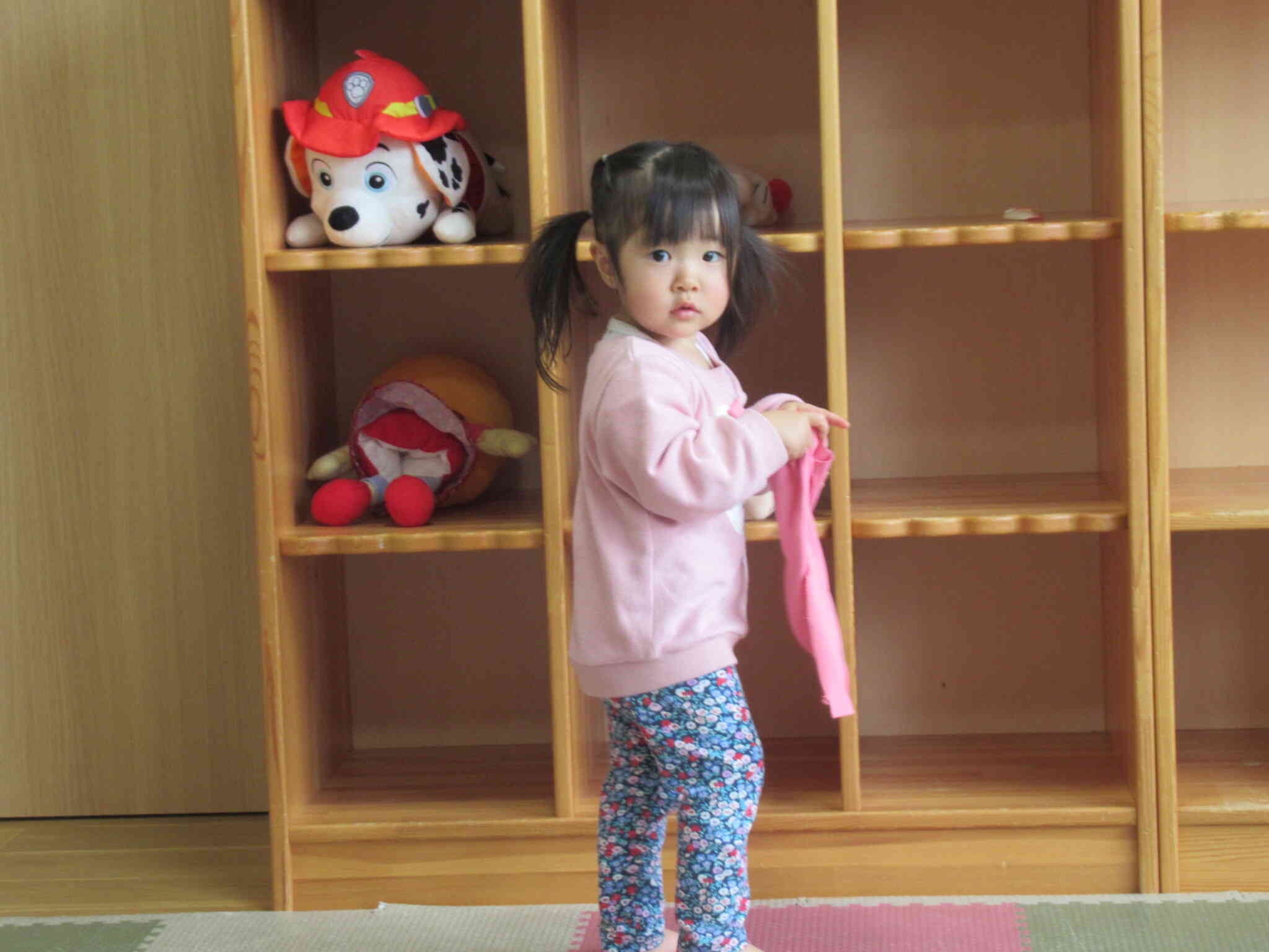 お人形さんを寝かしてあげるのよー♪先生、呼んだ？