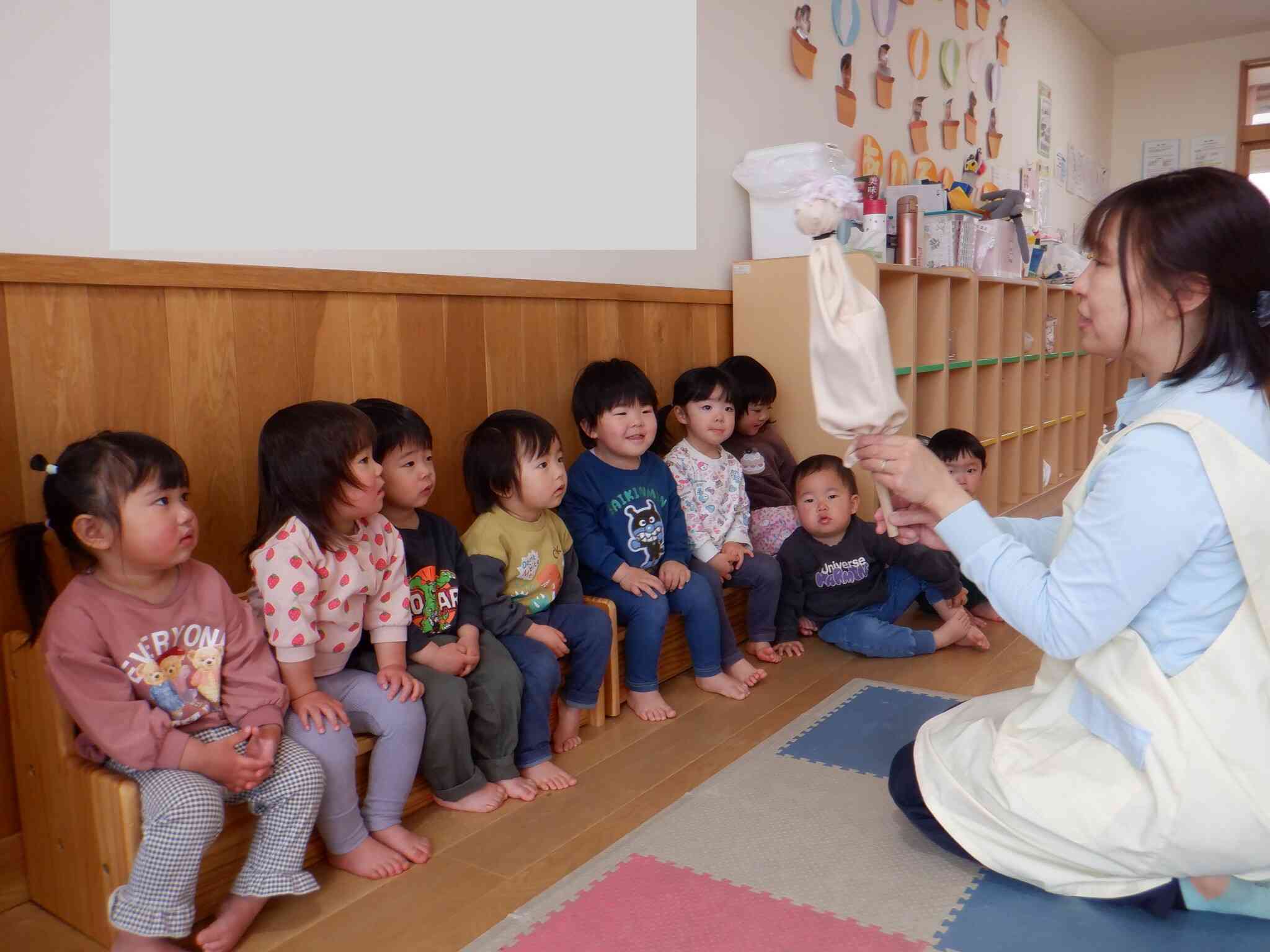 わらべうた遊び　あひる１組（１歳児）