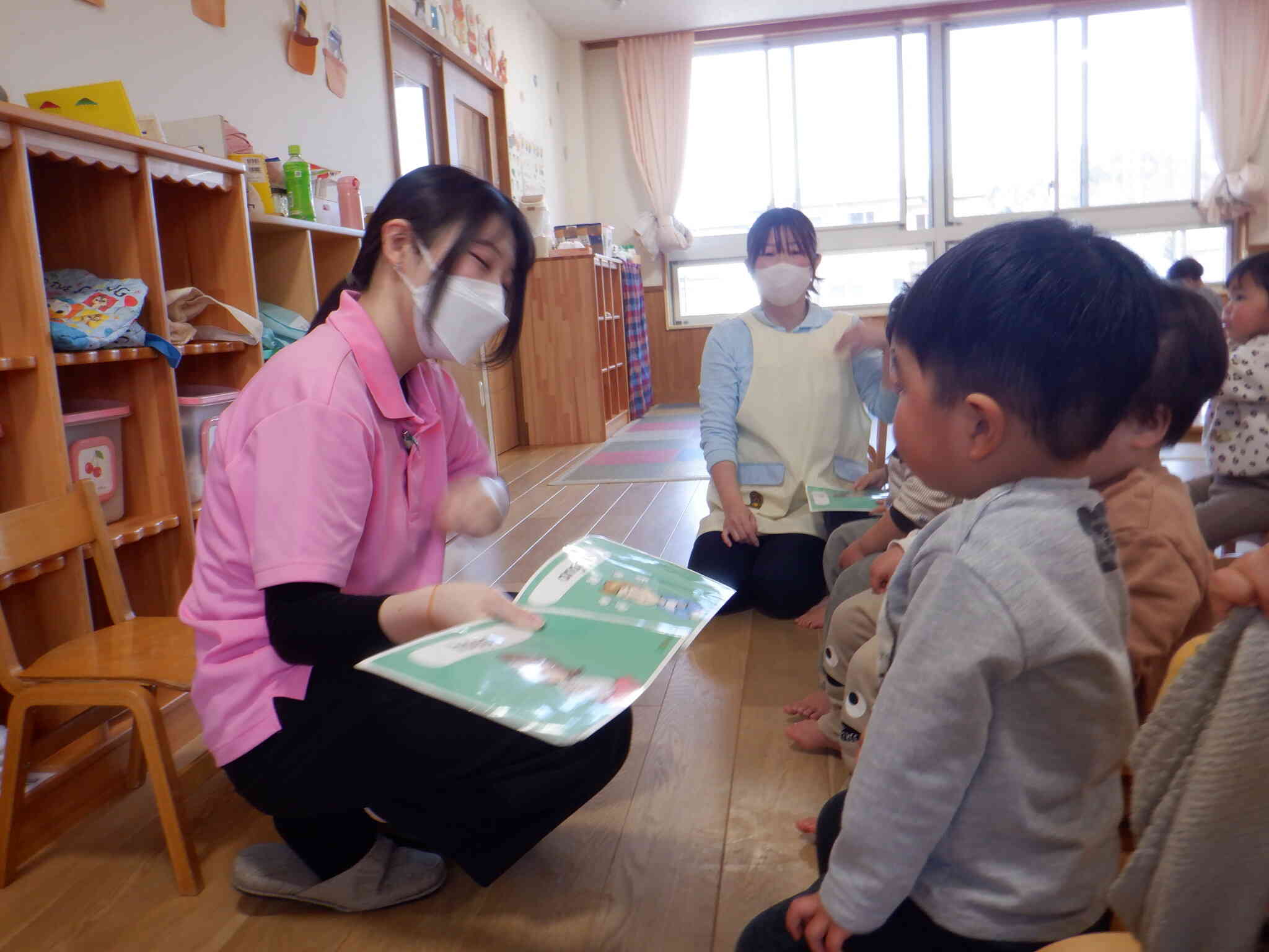 楽しい英語の時間♪　あひる２組（１歳児）