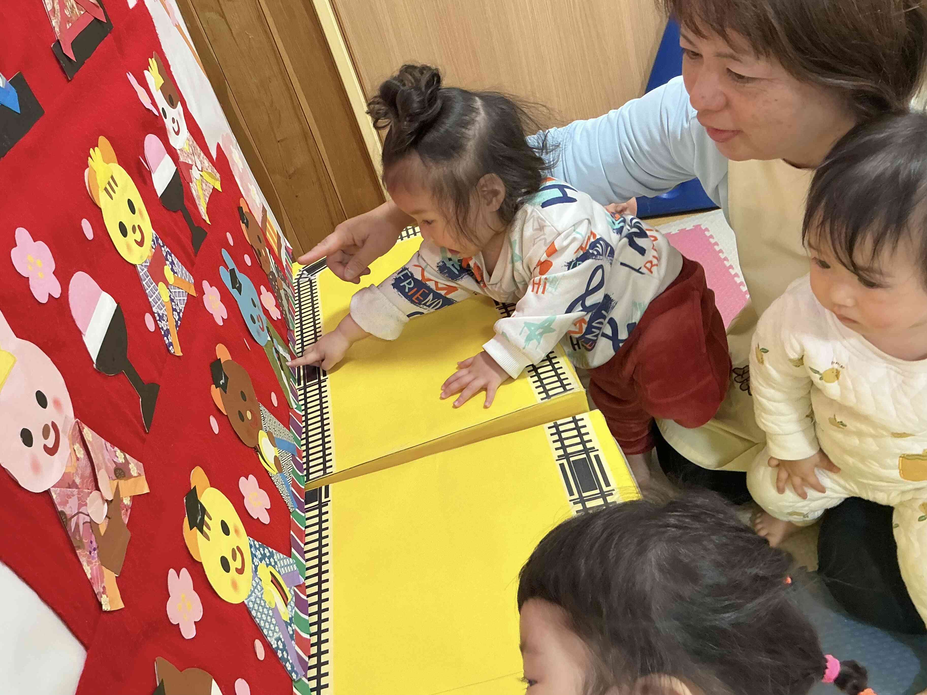 おひなさまに興味津々でした♪