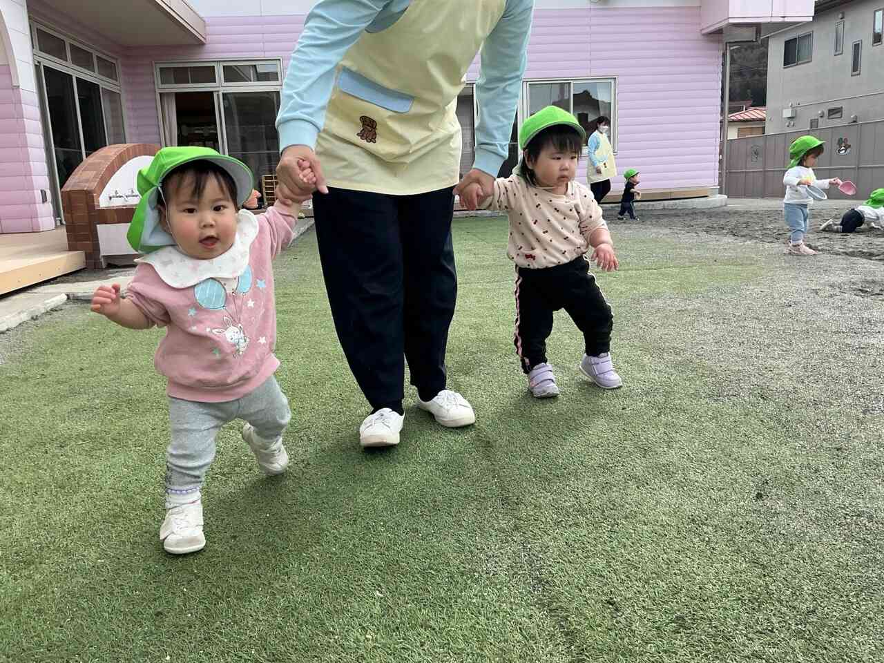 お外で遊ぶの楽しいな♪ひよこ1組（0歳児）