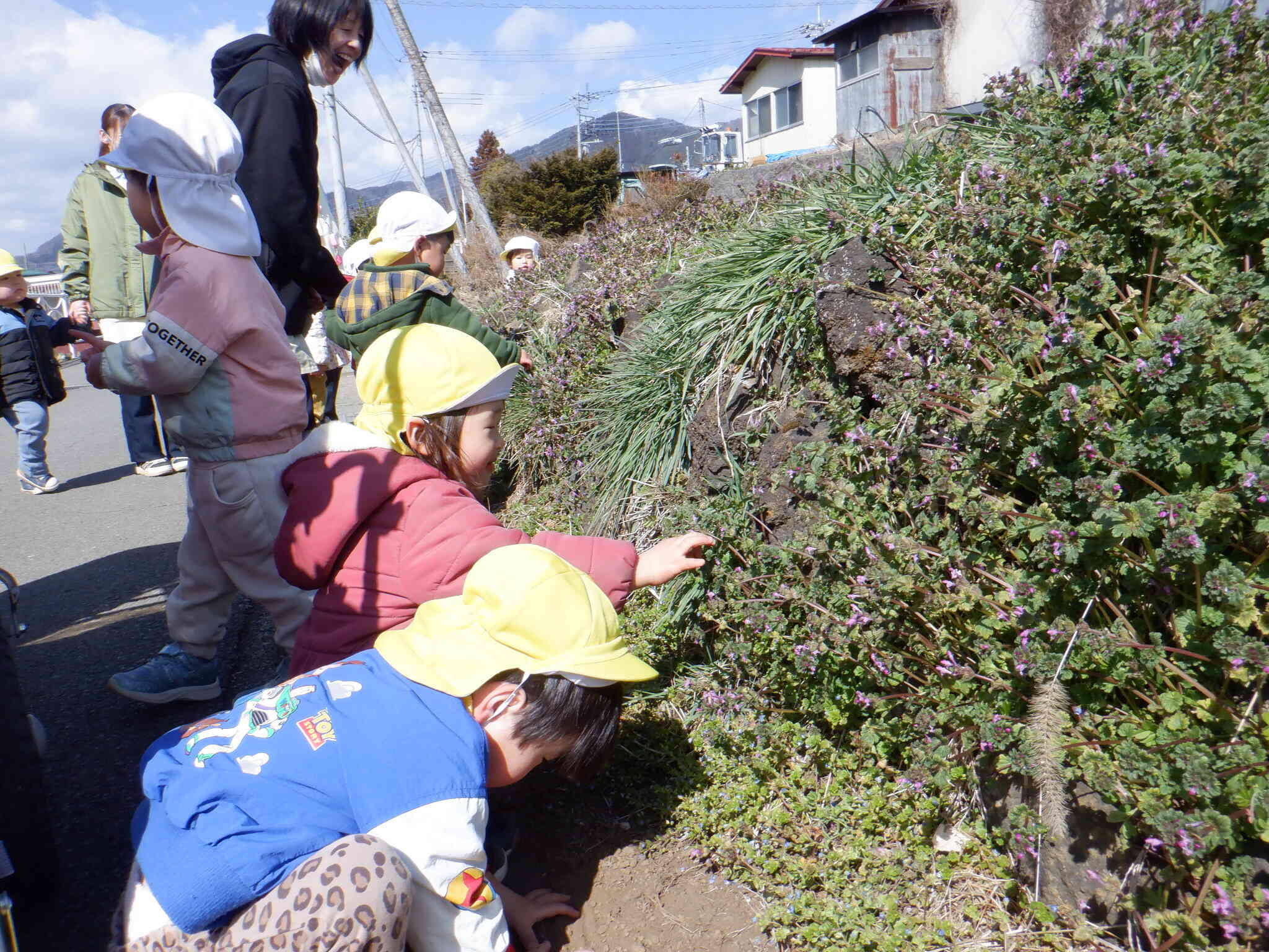 お散歩（あひる１組　1歳児）　