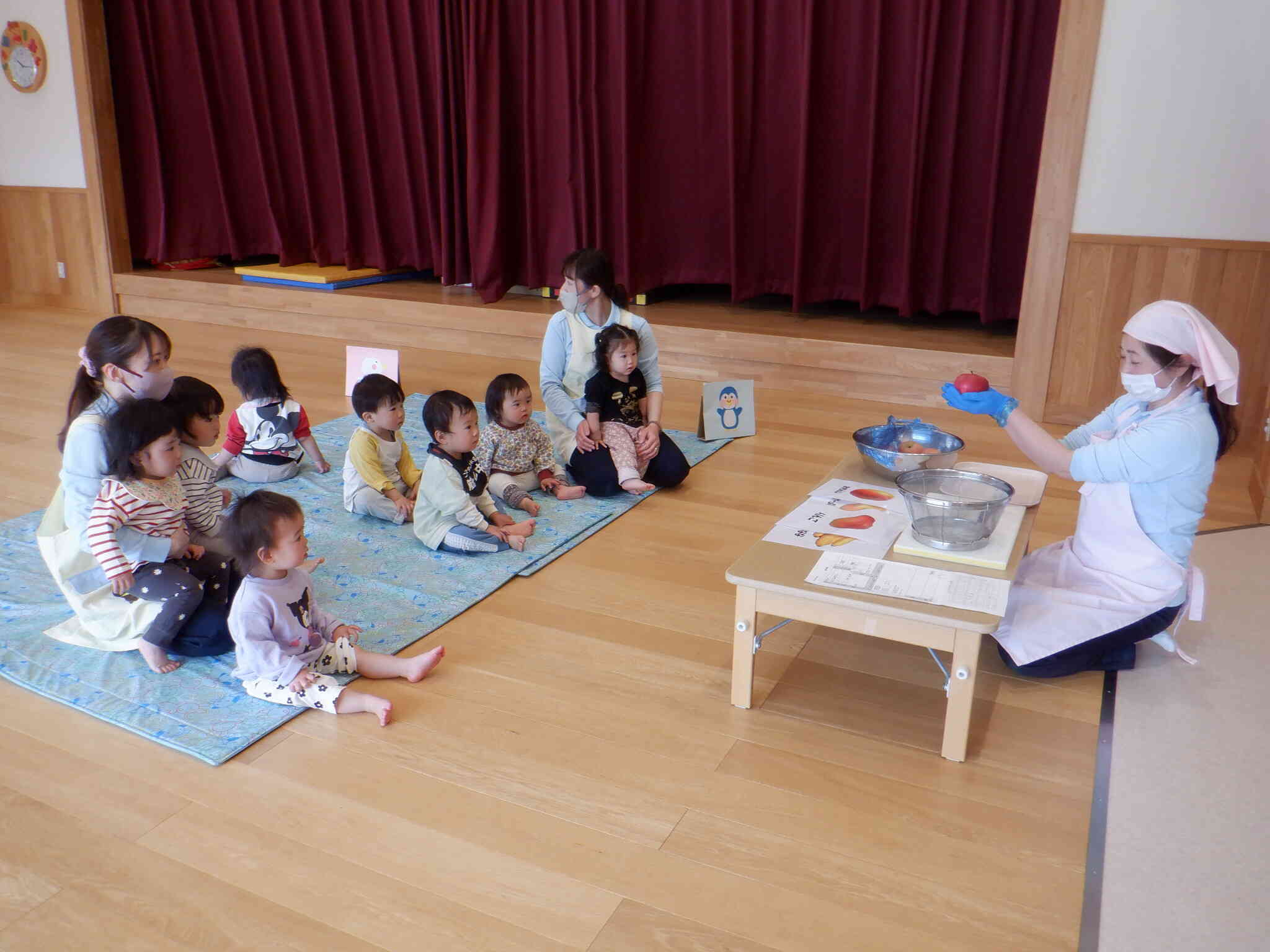 4月　食育　給食室見学　りんごの皮むき