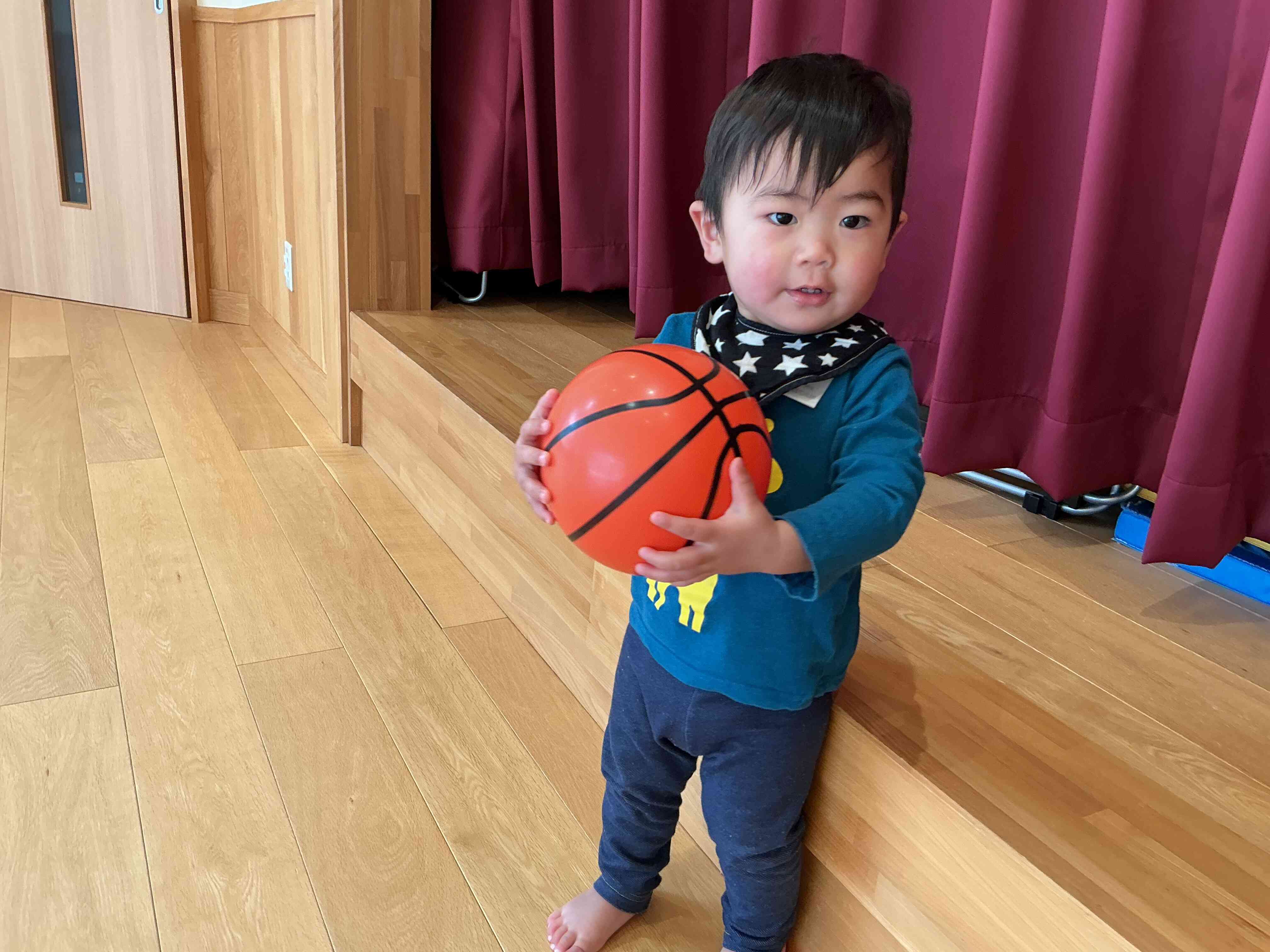 ボールをポンっ！上手に投げられるかな？