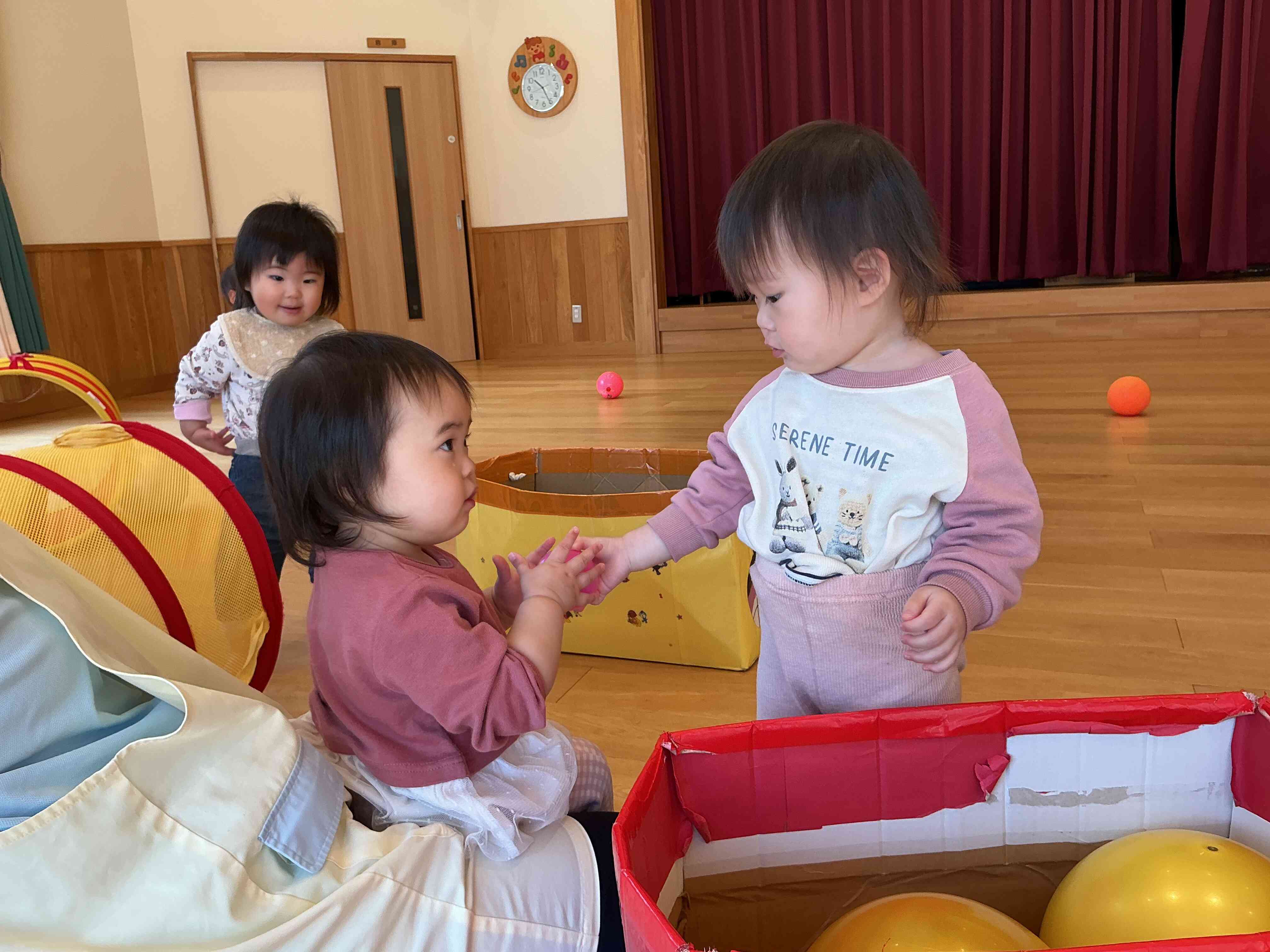 ホールで遊んだよ♪