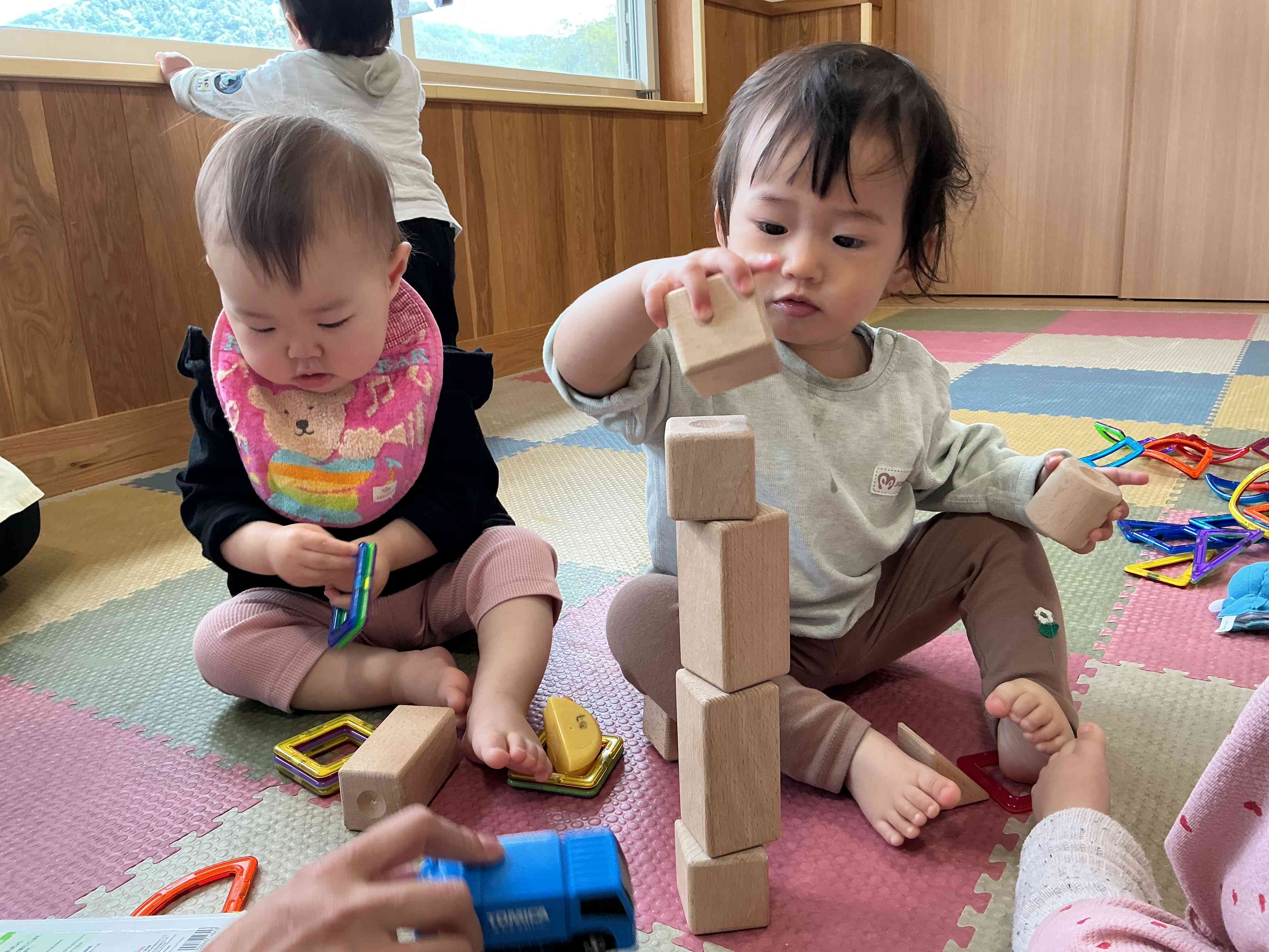 お友達と遊ぶの楽しいな〜♪    あひる２組（１歳児）
