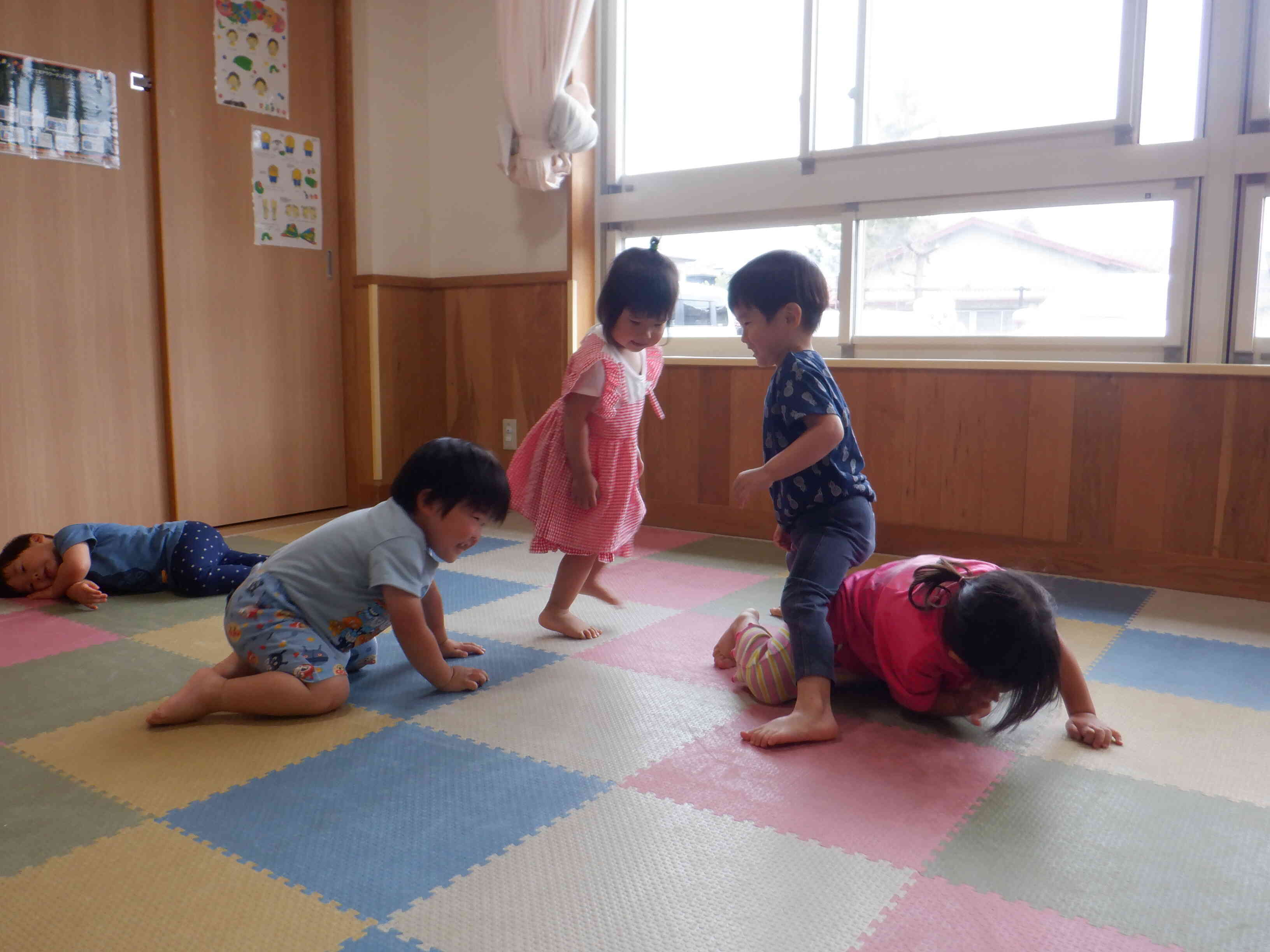 お友だちともトンネル遊びできるよ！