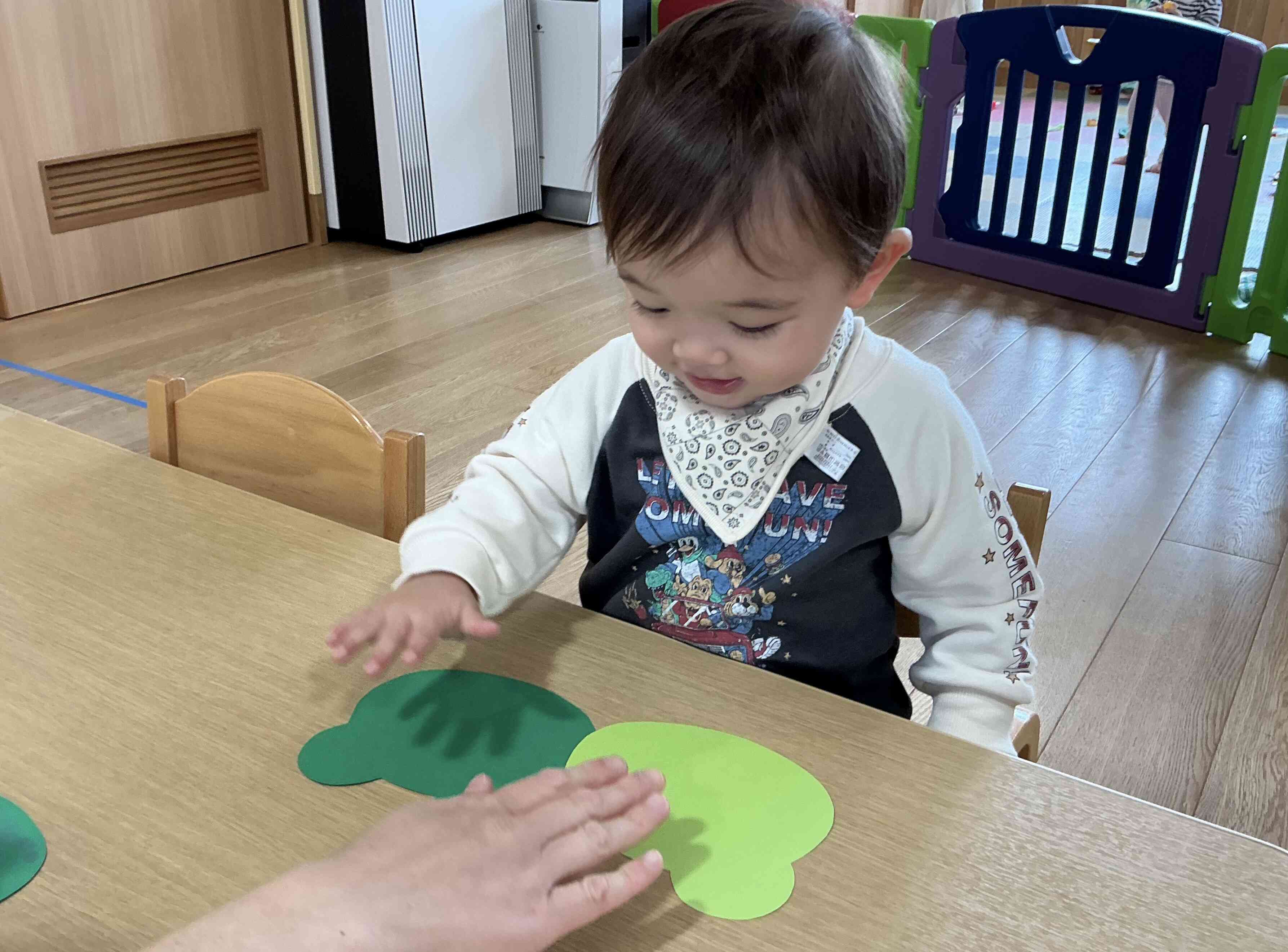 カエルの歌が聞こえてくるよ〜♪あひる１組(１歳児）