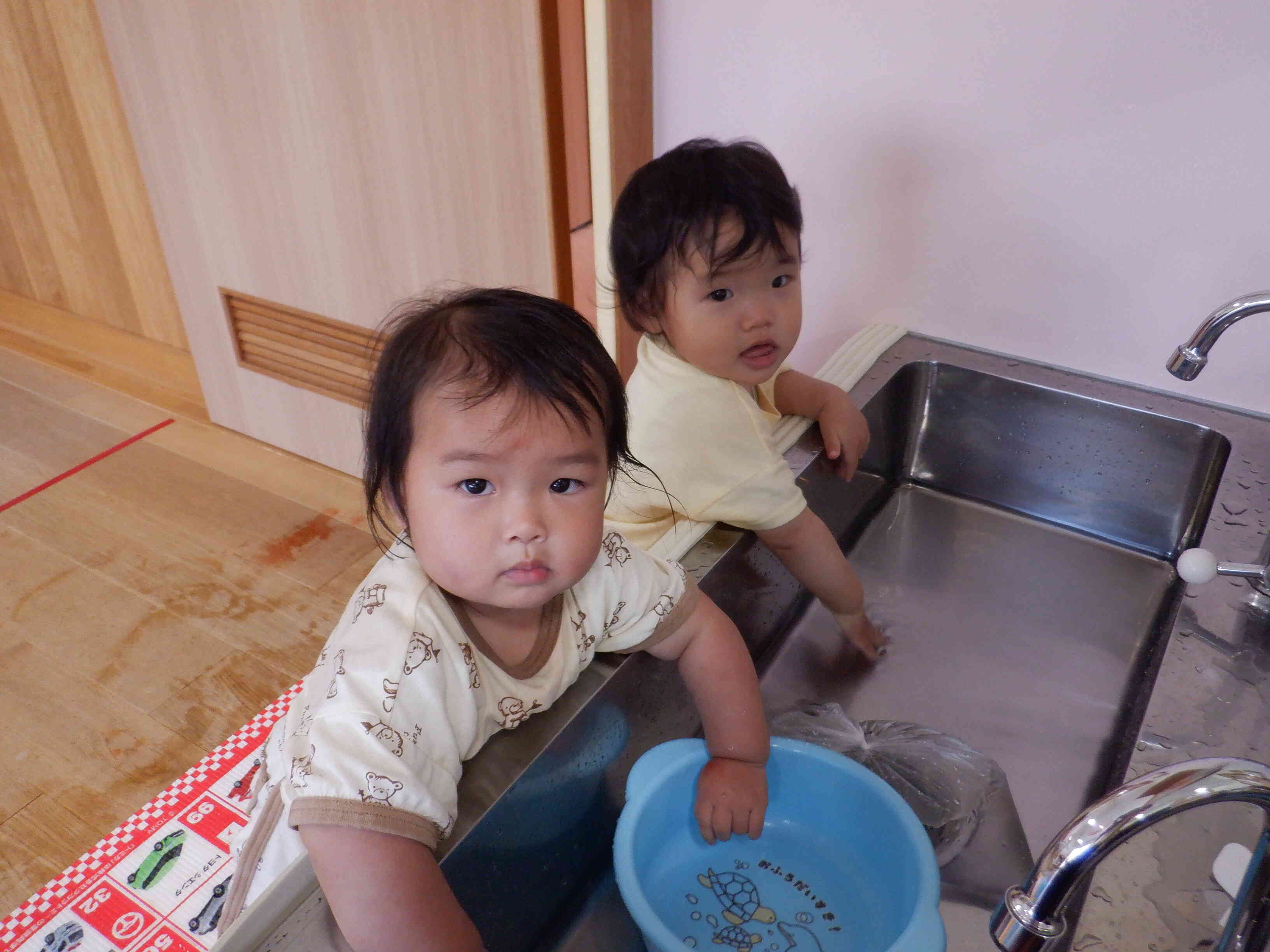 楽しい感触遊び♪ ひよこ1組 0歳児
