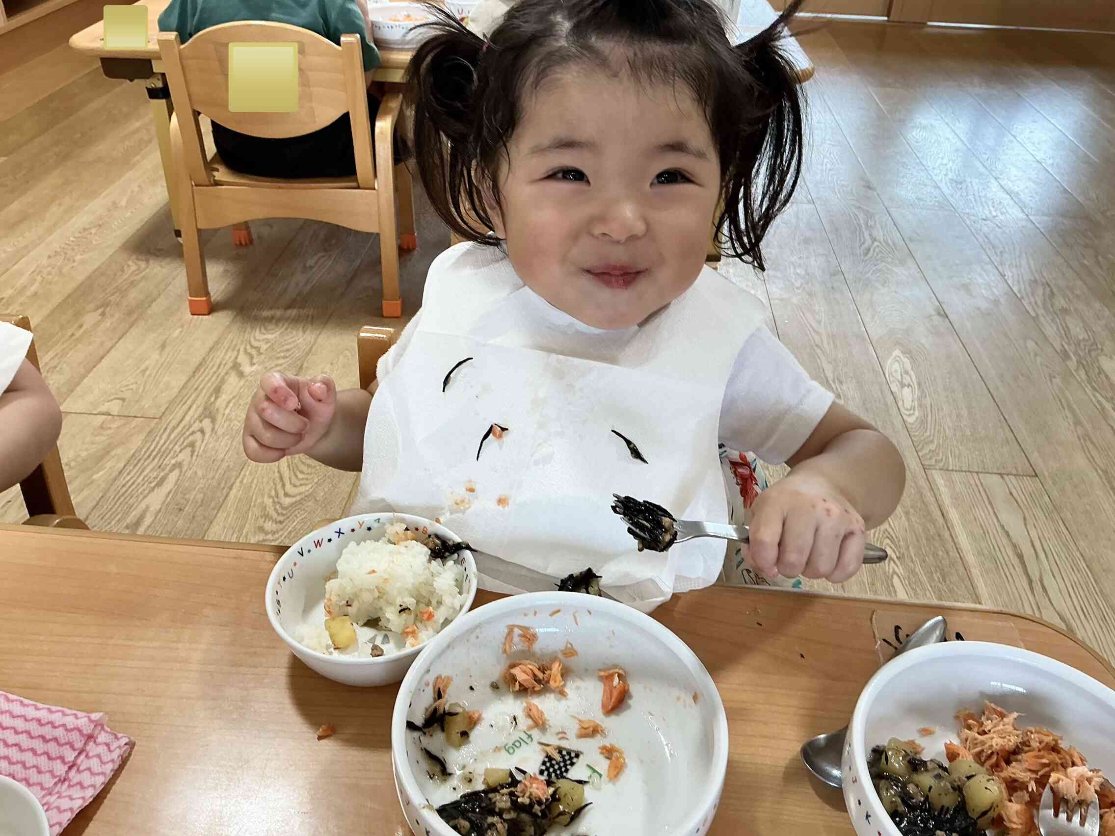 給食おいしいなぁ♪  あひる1組（1歳児）