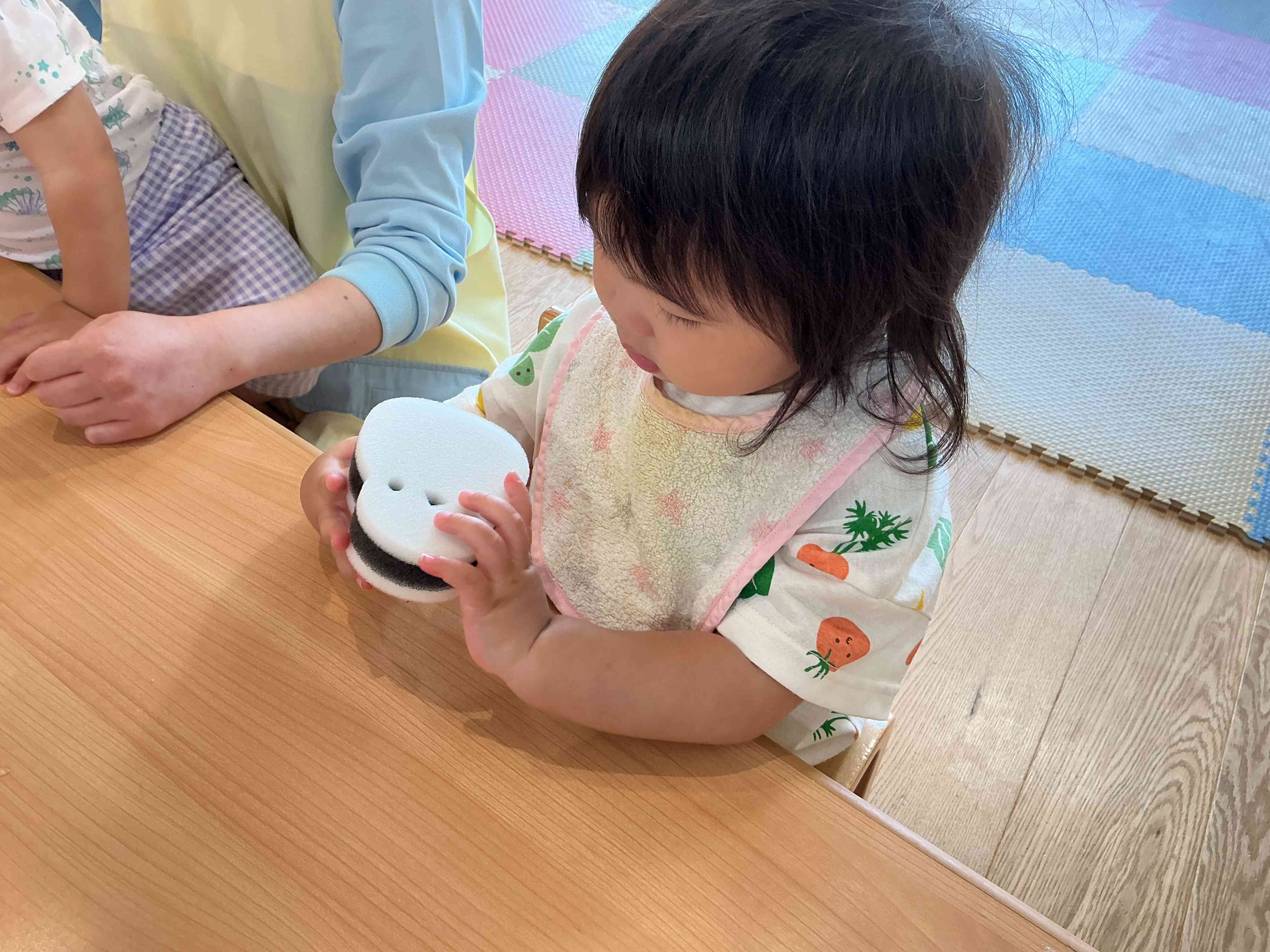 感触遊びをしたよ♪ あひる1組（1歳児）