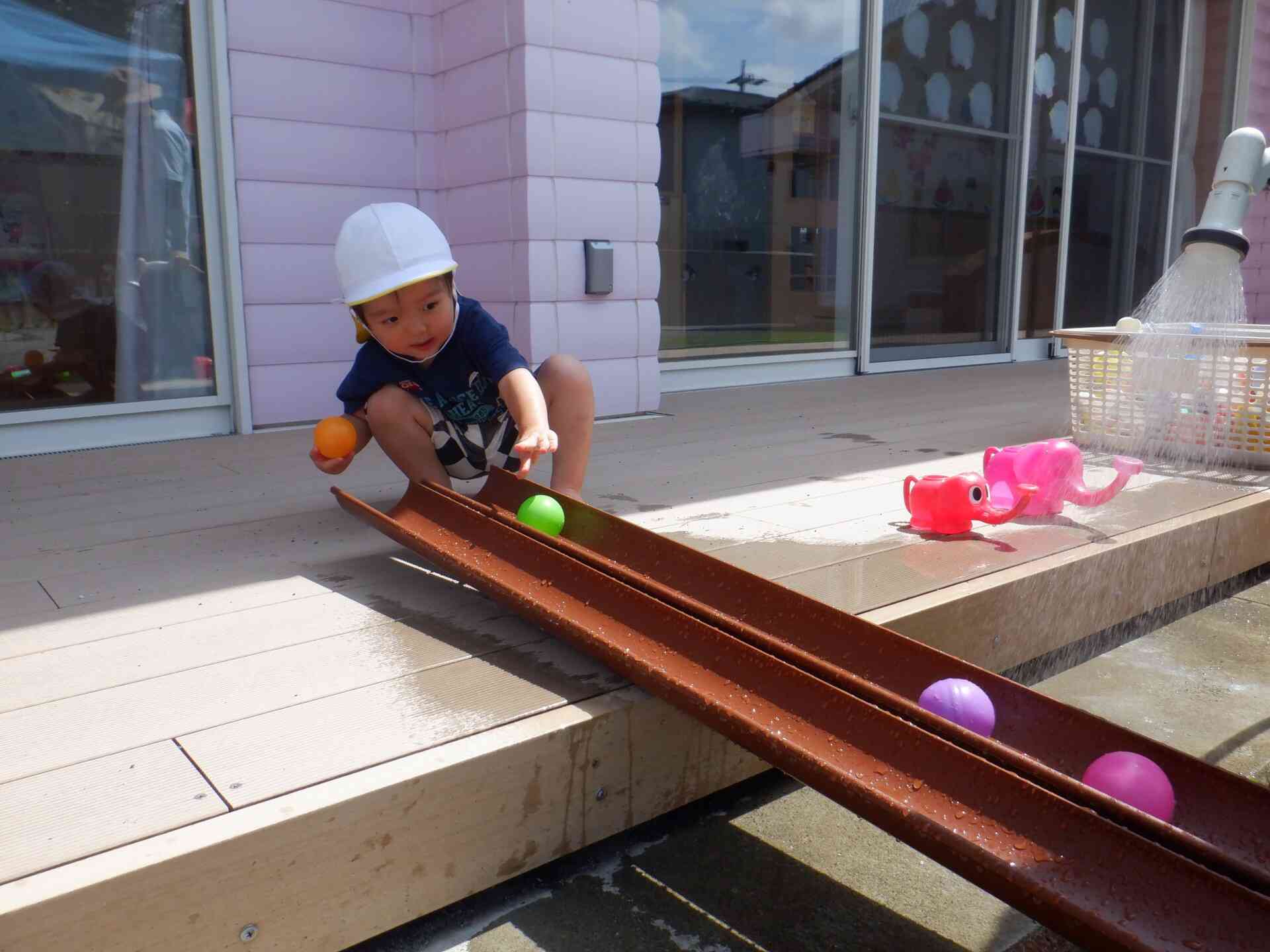 水と仲良し！夏の遊びを満喫中♪　ぺんぎん２組（２歳児）
